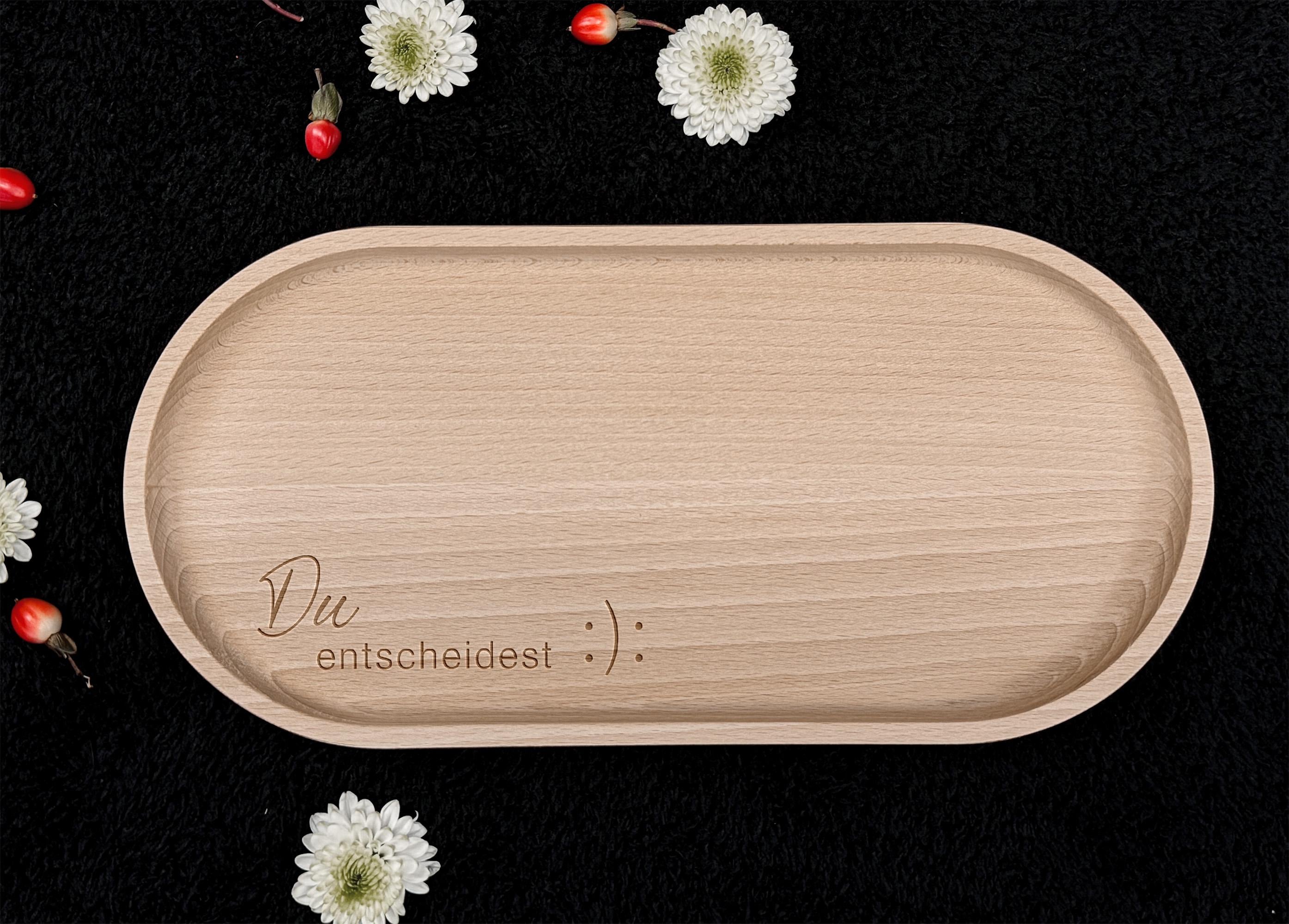 Buchenholz-Tablett in natürlicher Optik, ideal für das Servieren von Snacks oder als Geschenkidee für Mama, Schwester oder Freunde. Mit einer Behandlung aus Hartwachs ist das Tablett langlebig und pflegeleicht, perfekt für den täglichen Gebrauch.