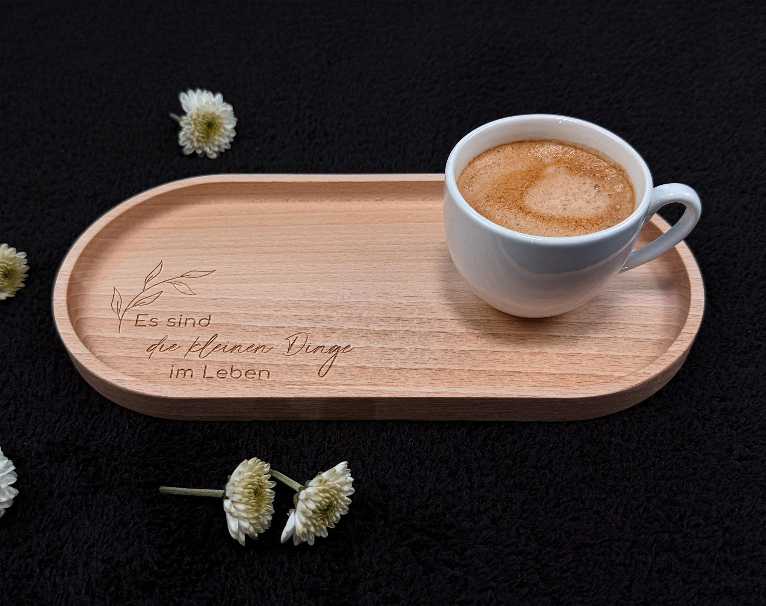 Elegantes und funktionelles Buchenholz-Tablett, das als personalisiertes Geschenk für deine Liebsten genutzt werden kann. Ideal für Frühstück, Snacks oder als dekoratives Element im Wohnzimmer. Das Hartwachs schützt das Holz und bewahrt seine Schönheit.