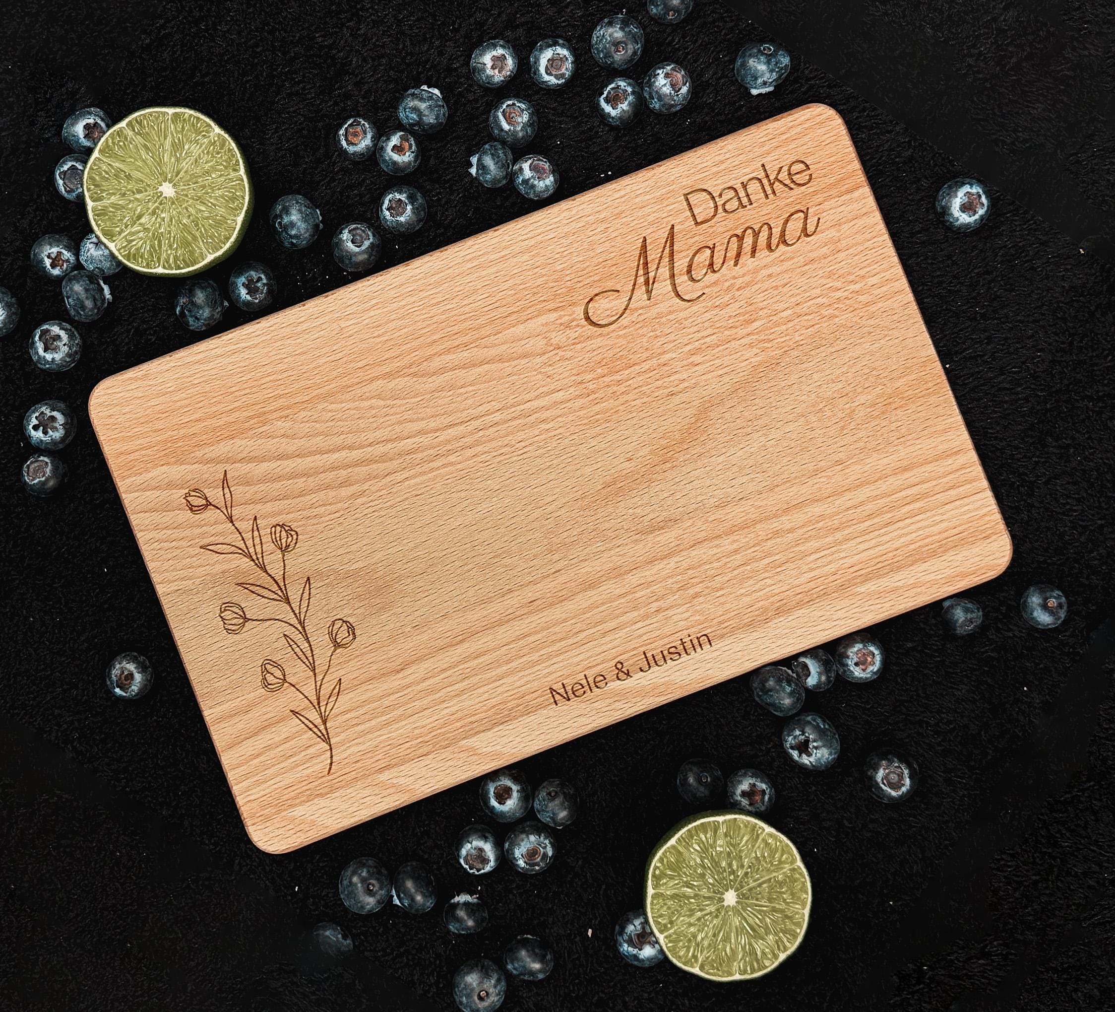 Personalisierbares Frühstücksbrettchen oder Brotzeitbrett aus Holz mit Gravur für Mama oder Oma, rundes Design, individuell anpassbar mit Namen oder kurzem Spruch, perfekt als Muttertagsgeschenk, Geburtstagsgeschenk oder kleine Aufmerksamkeit, stilvolle und praktische Geschenkidee für den Alltag, ideal für Frühstück, Snacks, Obst, Käse oder Süßigkeiten, persönliche und herzerwärmende Geschenkidee für Lieblingsmenschen.