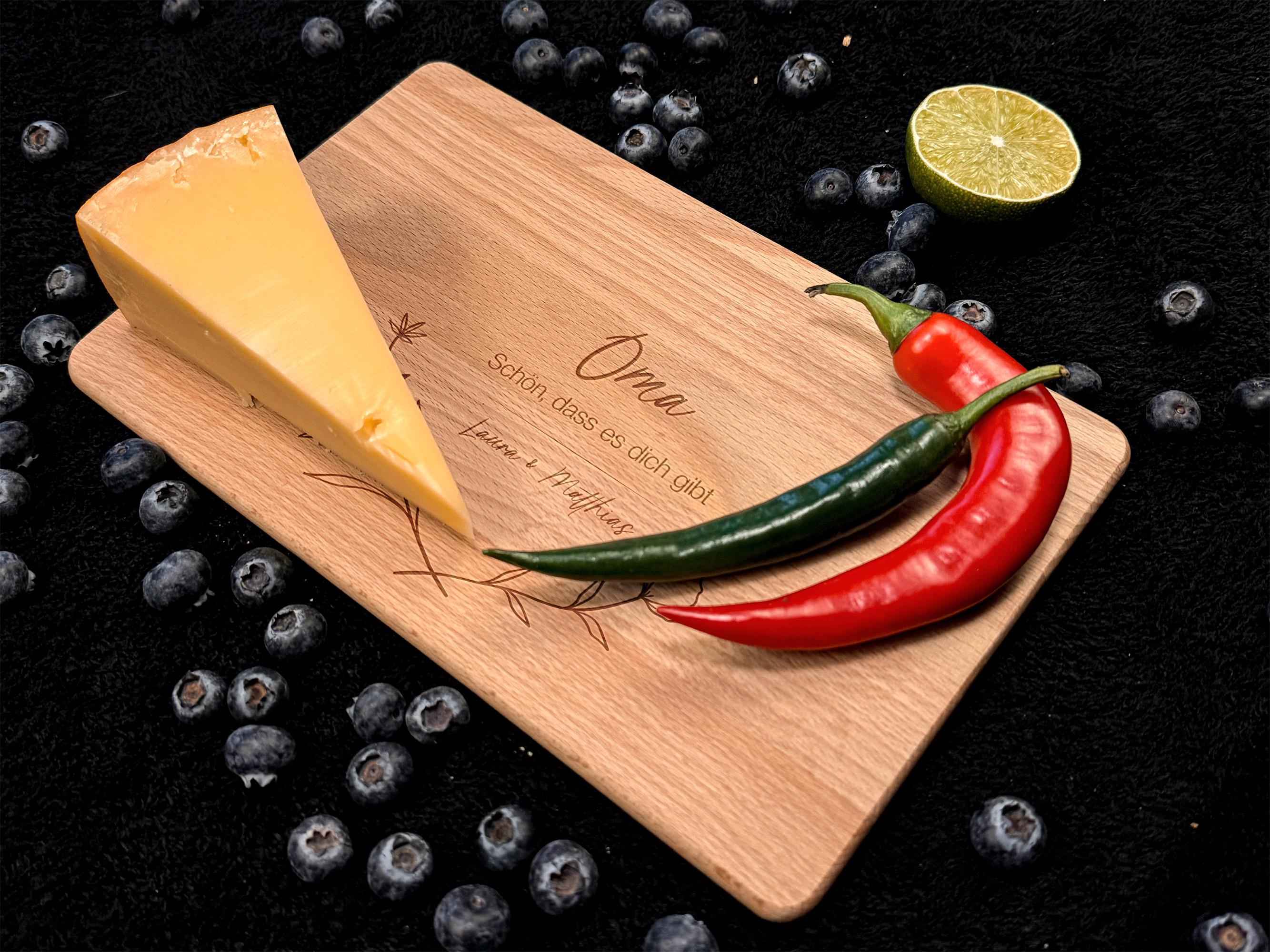 Rundes personalisiertes Schneidebrett für Oma, Holzbrettchen mit Gravur, individuell anpassbar mit Namen, kurzer Botschaft oder liebevollem Spruch, stilvolles Geschenk zum Geburtstag, Muttertag oder einfach als Dankeschön, dekorativ und praktisch für Küche und Tisch, ideal zum Servieren von Frühstück, Brotzeit oder Snacks, hochwertige Qualität und liebevolle Gestaltung.