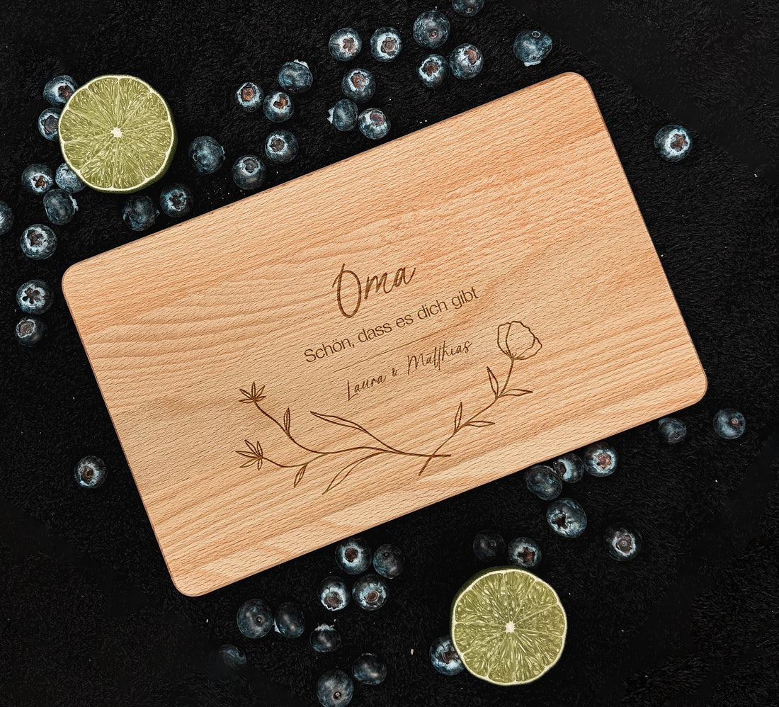 Personalisiertes Servierbrett aus Holz für Oma, individuell gravierbar mit Namen oder kurzem Spruch, rundes Frühstücksbrettchen, perfekte Geschenkidee für Geburtstage, Muttertag oder als Dankeschön, ideal zum Servieren von Obst, Käse, Brot oder kleinen Leckereien, liebevoll gestaltetes Geschenk für Großeltern, praktisch und stilvoll zugleich.