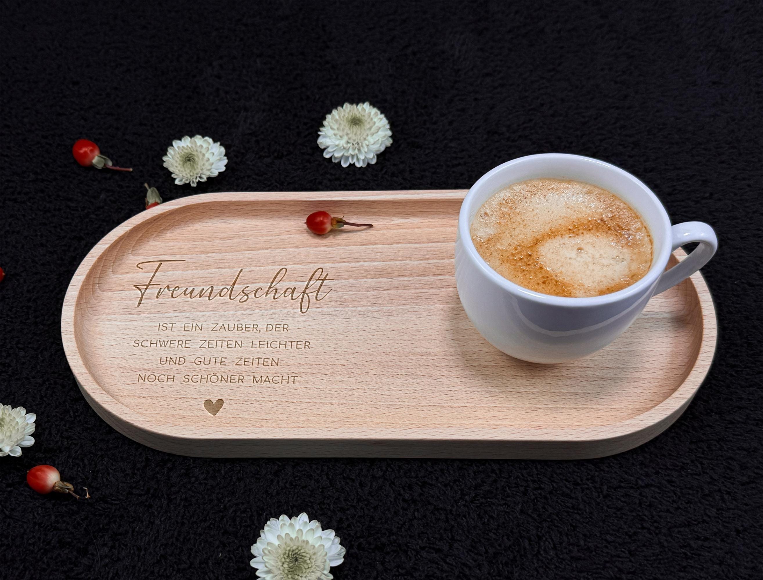 Praktisches Buchenholz-Tablett mit natürlicher Holzmaserung, ideal für das Servieren von Snacks oder als persönliche Überraschung zu Ostern, Geburtstagsfeiern oder als Freundschaftsgeschenk. Hergestellt aus nachhaltigem Buchenholz und mit Hartwachs beschichtet.