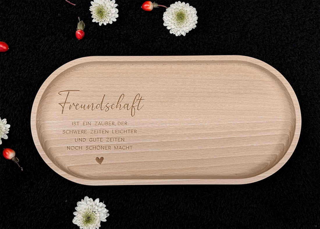 Buchenholz-Tablett in natürlicher Optik, ideal für das Servieren von Snacks oder als Geschenkidee für Mama, Schwester oder Freunde. Mit einer Behandlung aus Hartwachs ist das Tablett langlebig und pflegeleicht, perfekt für den täglichen Gebrauch.