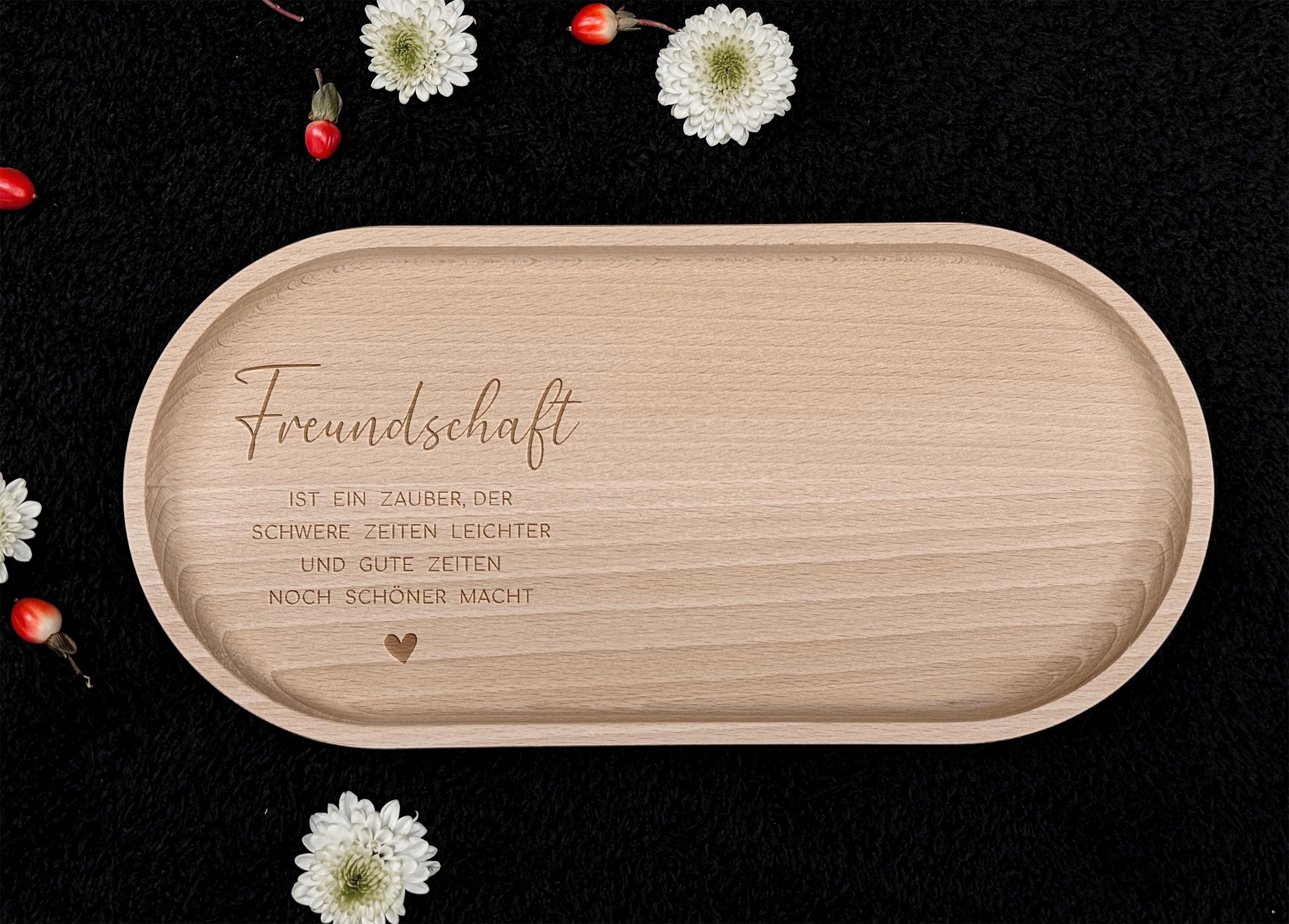Buchenholz-Tablett in natürlicher Optik, ideal für das Servieren von Snacks oder als Geschenkidee für Mama, Schwester oder Freunde. Mit einer Behandlung aus Hartwachs ist das Tablett langlebig und pflegeleicht, perfekt für den täglichen Gebrauch.