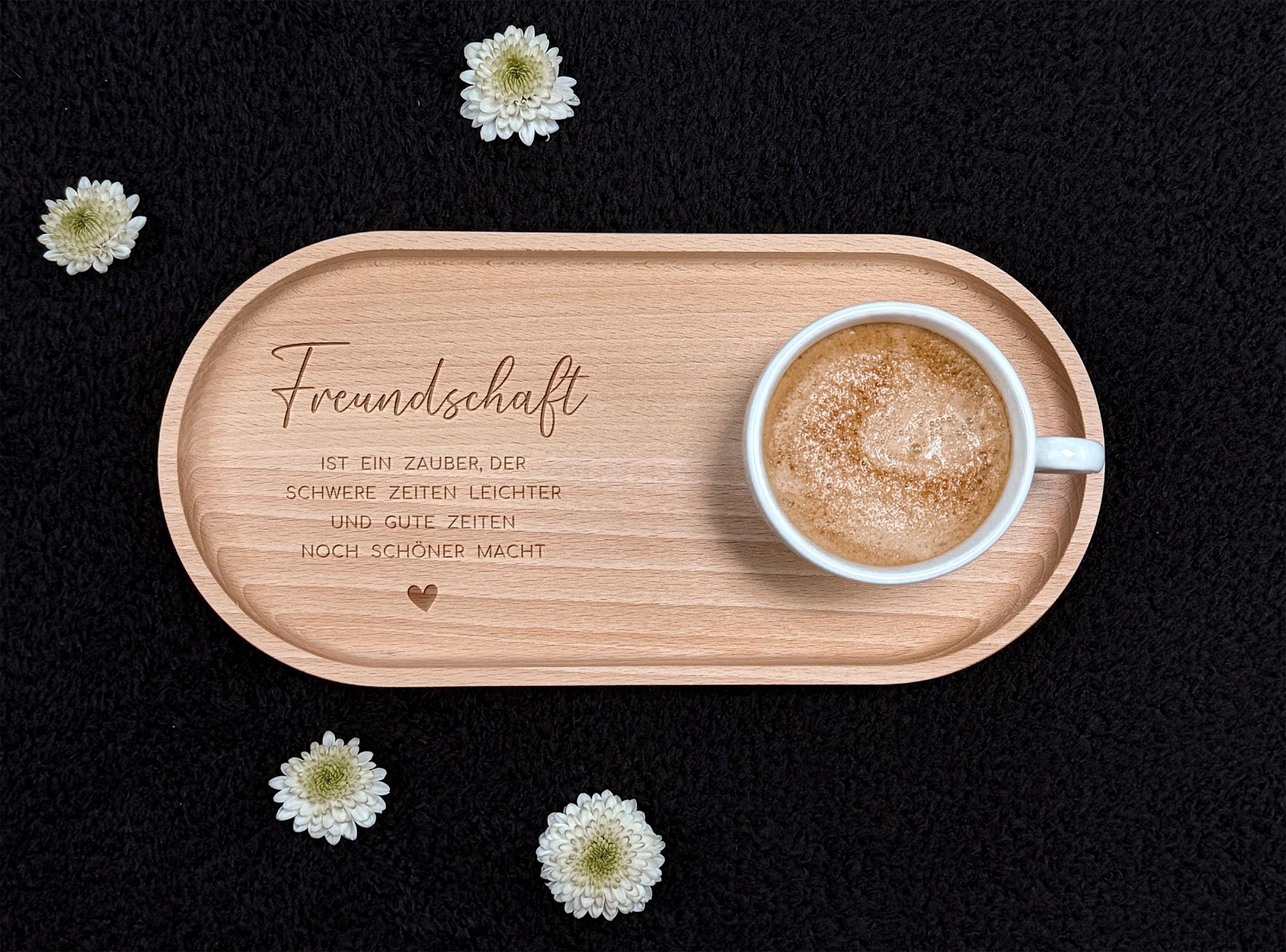 Elegantes und funktionelles Buchenholz-Tablett, das als personalisiertes Geschenk für deine Liebsten genutzt werden kann. Ideal für Frühstück, Snacks oder als dekoratives Element im Wohnzimmer. Das Hartwachs schützt das Holz und bewahrt seine Schönheit.