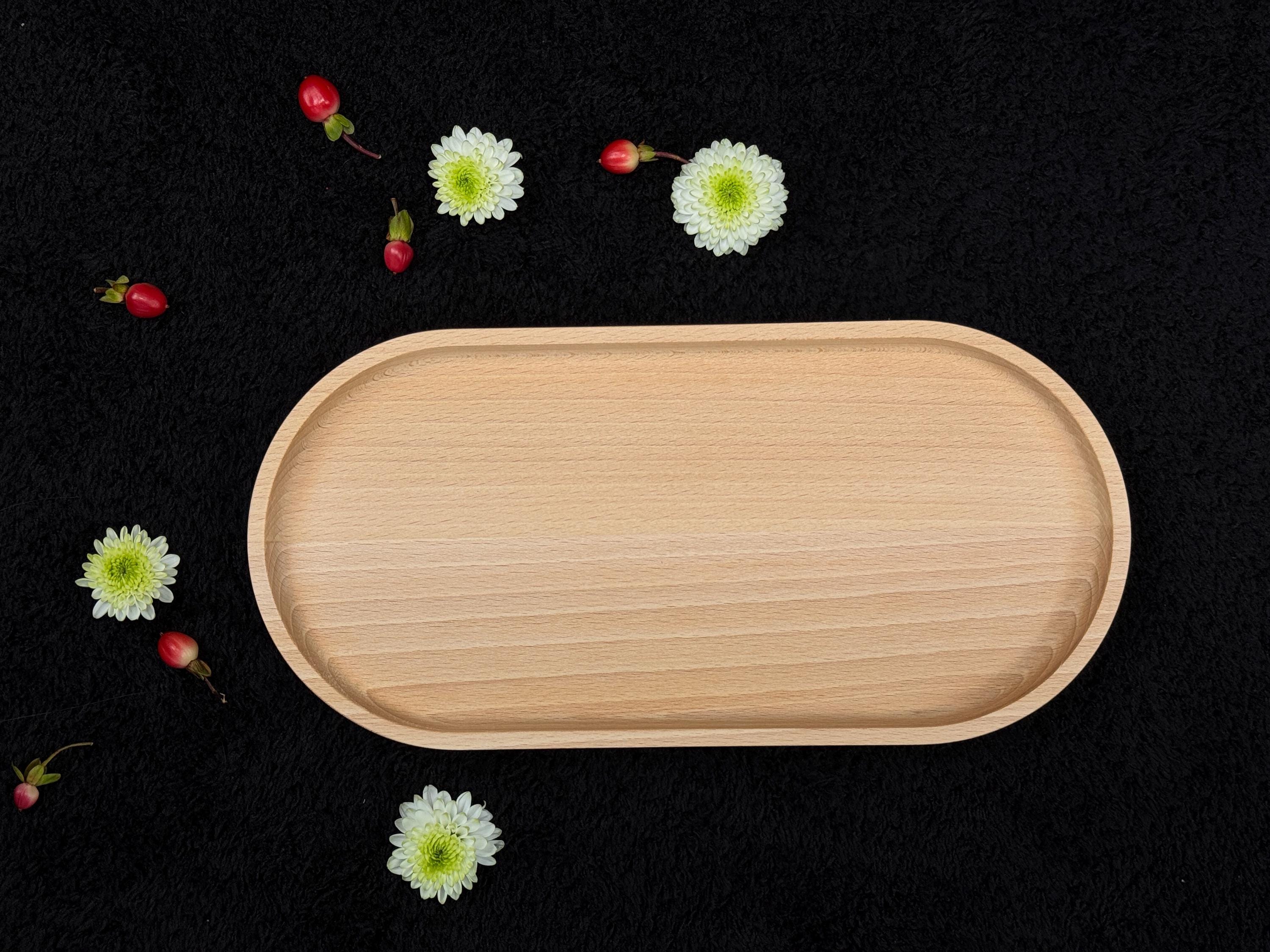 Dekoratives Tablett aus hochwertigem Buchenholz, das sowohl als Geschenk für Männer und Frauen als auch als stilvolles Element in jedem Raum dient. Die natürliche Holzstruktur und das Hartwachs bieten Schutz und verleihen dem Tablett ein elegantes Finish.