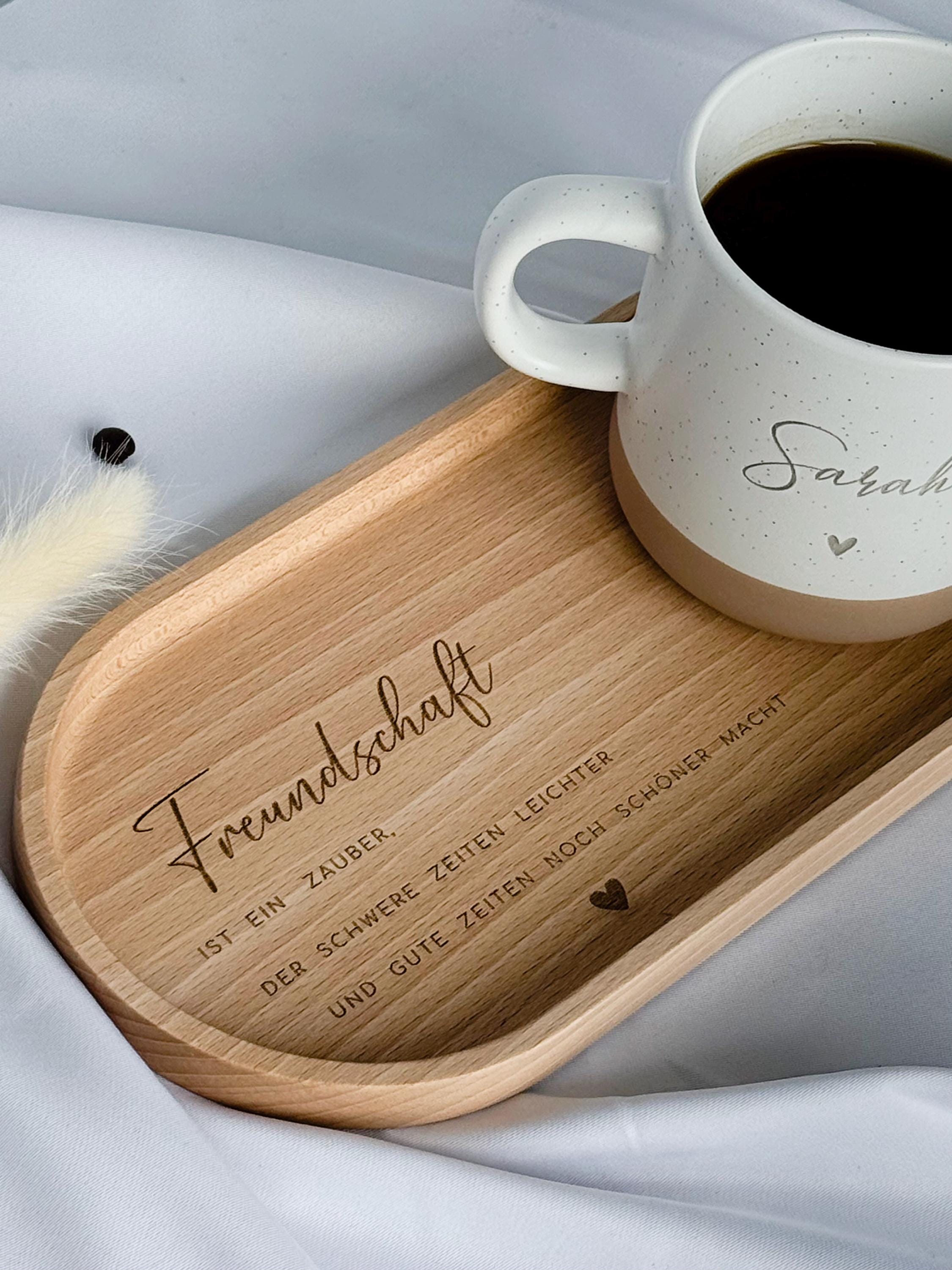 Ein wunderschönes Buchenholz-Tablett, das sich als personalisiertes Geschenk für Mama, Schwester oder Freund eignet. Mit einer Hartwachs-Beschichtung für eine lange Lebensdauer und einfache Pflege. Perfekt für die Dekoration und das Servieren von Leckereien.