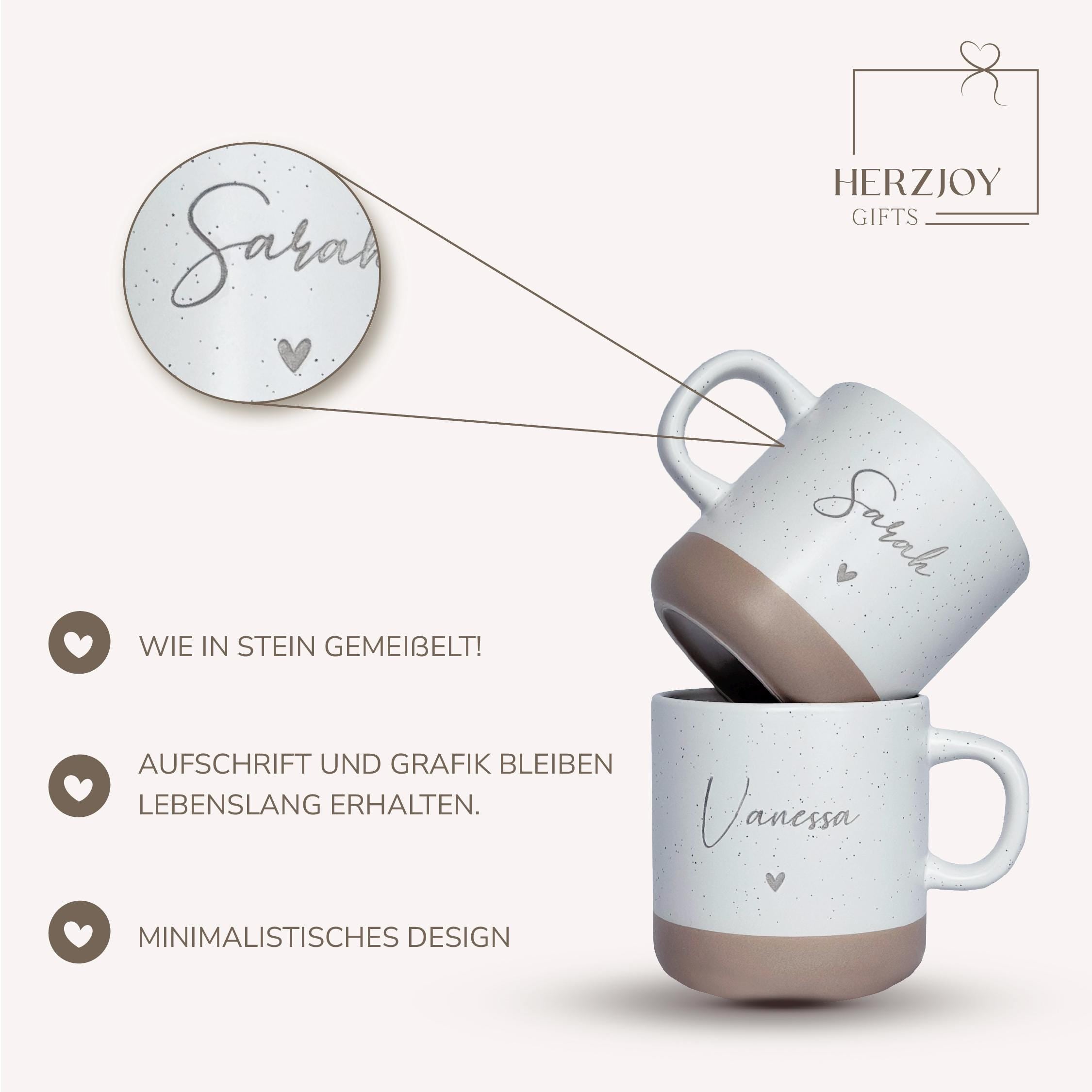 Keramiktasse mit Namensgravur auf Tablett, serviert auf einem gedeckten Frühstückstisch. Passend für den Alltag oder als besonderes Geschenk zu Feierlichkeiten. Für Familie, Freund:innen oder Kolleg:innen. Beige Tasse mit natürlichem Look, kombiniert mit geöltem Holztablett – personalisiert, langlebig, stilvoll und funktional. Kleine Geste mit großer Wirkung. Steingut Tasse. Personalisierte Geschenke