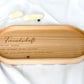 Handgefertigtes Buchenholz-Tablett mit Kerzenhalter, ideal für Tischdekoration und als Geschenk für besondere Anlässe. Die Hartwachs-Beschichtung schützt das Holz vor Kratzern und sorgt für einfache Pflege, perfekt als stilvolles Accessoire im Zuhause. Steingut Tasse. Personalisierte Geschenke