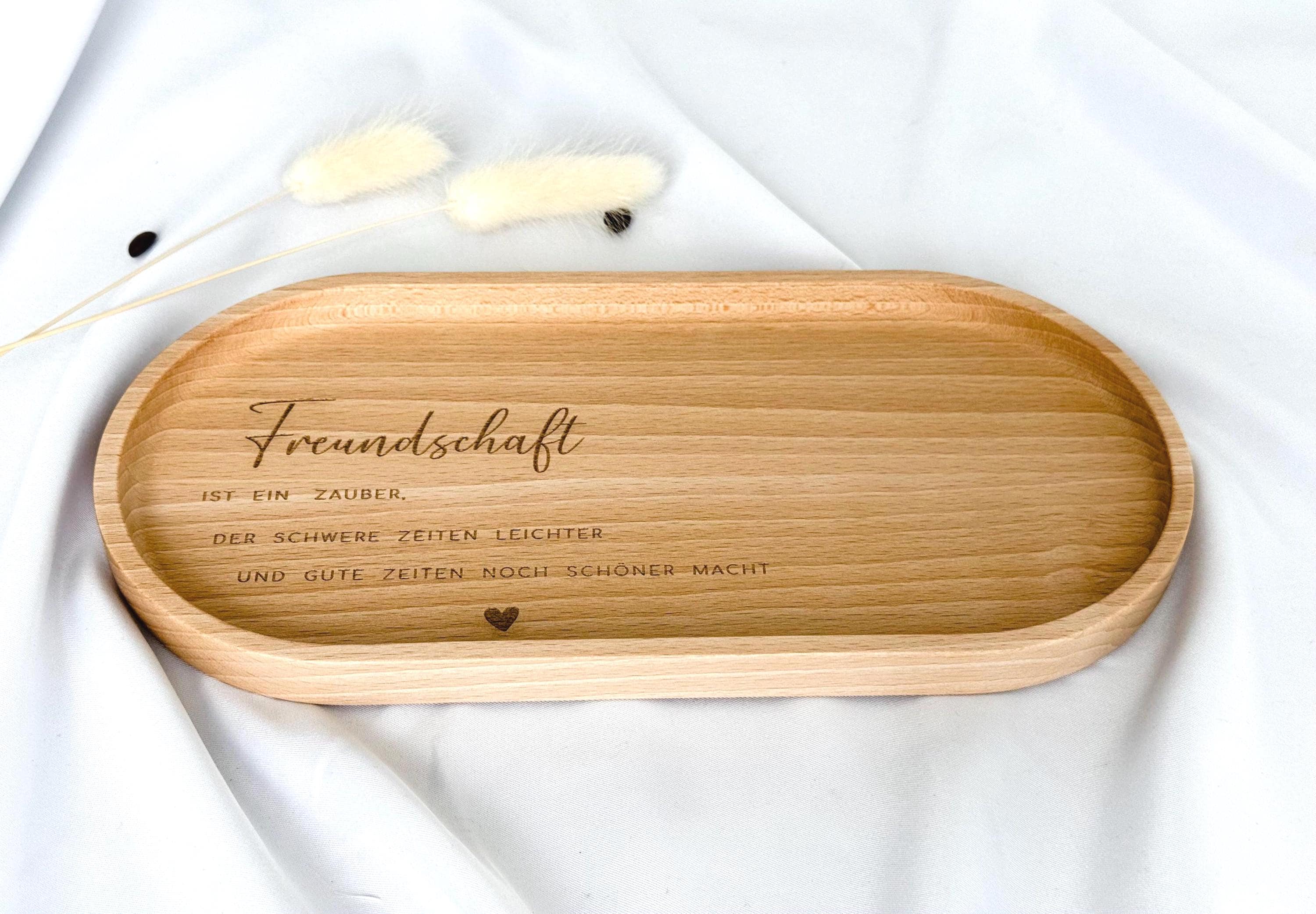 Handgefertigtes Buchenholz-Tablett mit Kerzenhalter, ideal für Tischdekoration und als Geschenk für besondere Anlässe. Die Hartwachs-Beschichtung schützt das Holz vor Kratzern und sorgt für einfache Pflege, perfekt als stilvolles Accessoire im Zuhause. Steingut Tasse. Personalisierte Geschenke