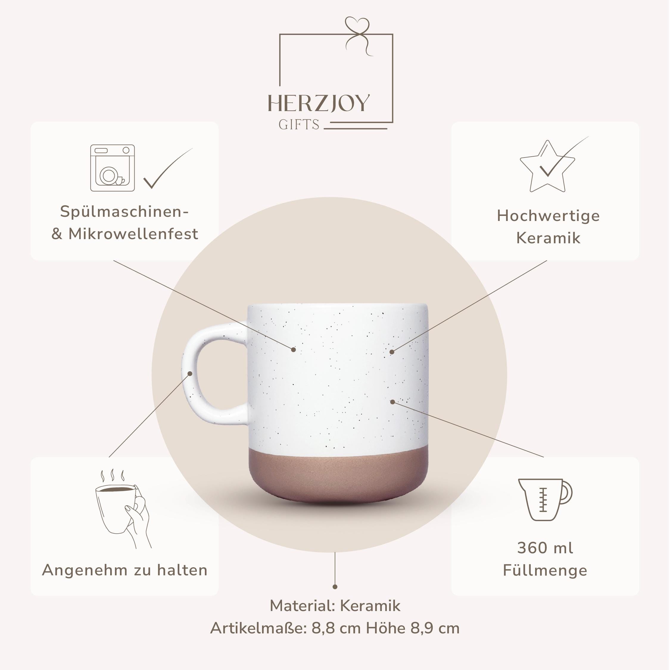 Set aus personalisierter Tasse und Tablett aus verschiedenen Blickwinkeln gezeigt. Perfekt für Produktpräsentation im Shop. Geschenkidee für Geburtstag, Weihnachten oder Freundschaft. Tasse mit unglasierter Unterseite und dezenter Gravur, Tablett aus Buchenholz mit schöner Maserung. Ideal für Menschen, die das Besondere lieben. Steingut Tasse beige Personalisierbar