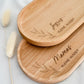 Elegantes und funktionelles Buchenholz-Tablett, das als personalisiertes Geschenk für deine Liebsten genutzt werden kann. Ideal für Frühstück, Snacks oder als dekoratives Element im Wohnzimmer. Das Hartwachs schützt das Holz und bewahrt seine Schönheit.