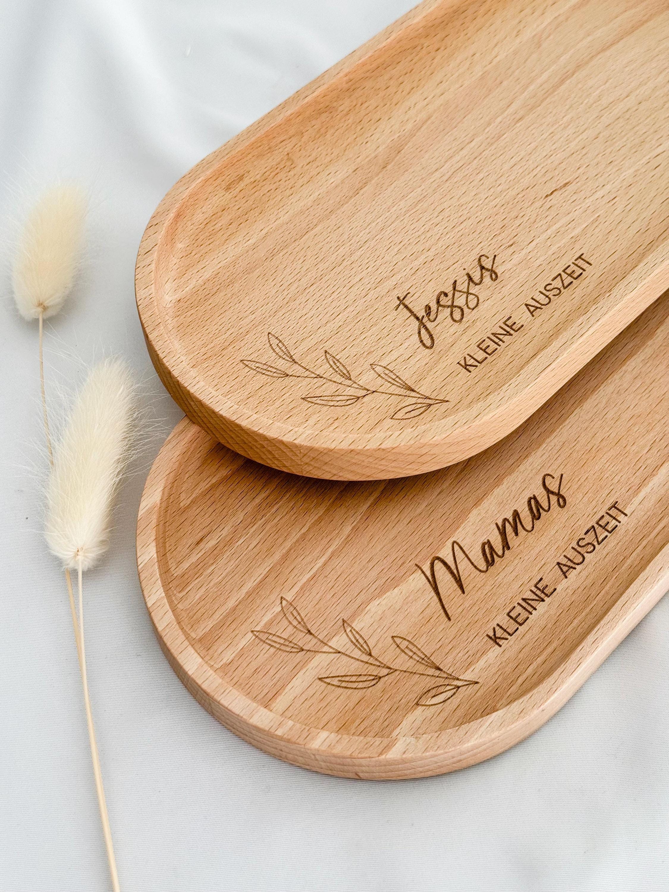 Elegantes und funktionelles Buchenholz-Tablett, das als personalisiertes Geschenk für deine Liebsten genutzt werden kann. Ideal für Frühstück, Snacks oder als dekoratives Element im Wohnzimmer. Das Hartwachs schützt das Holz und bewahrt seine Schönheit.