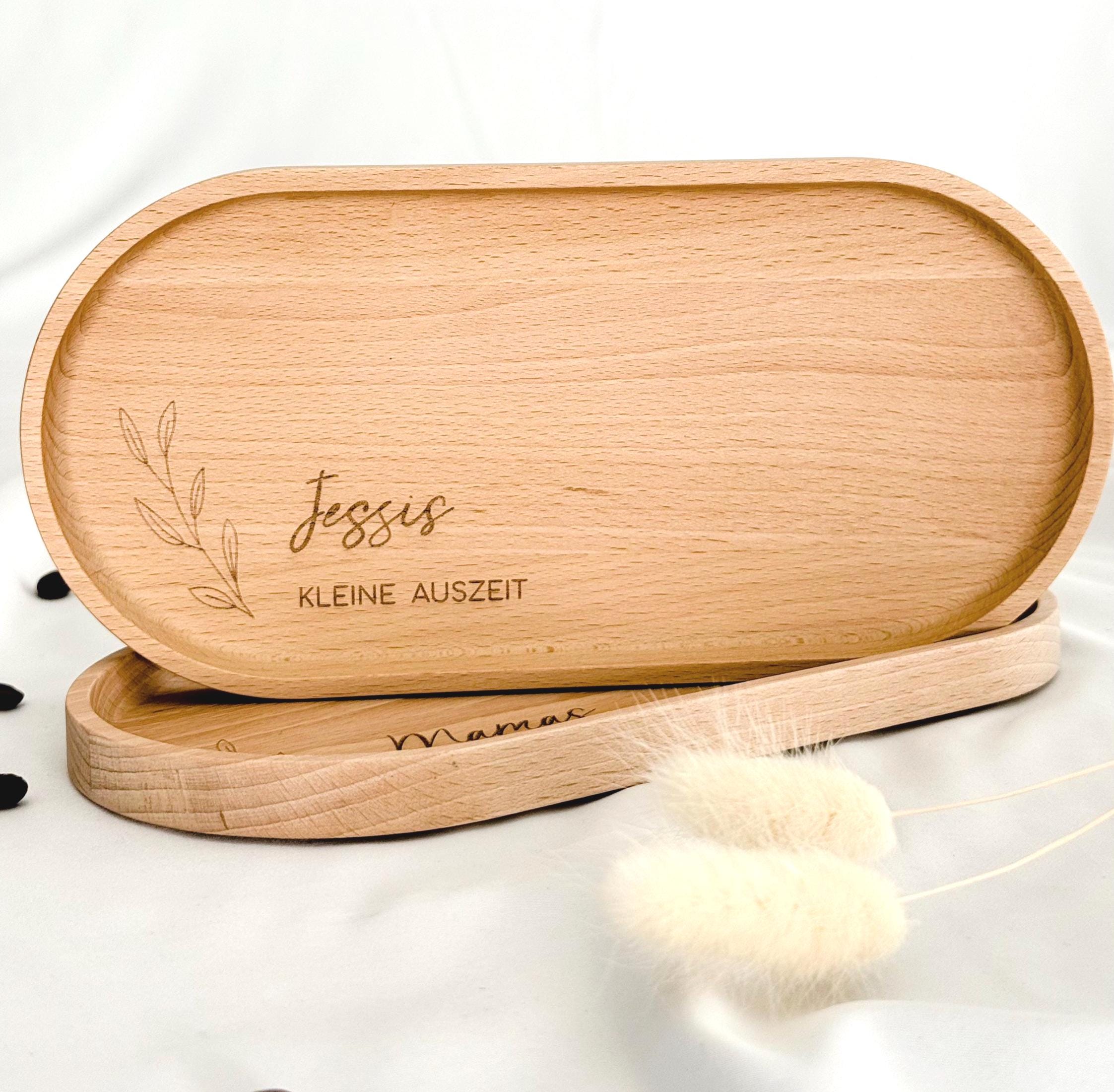 Handgefertigtes Buchenholz-Tablett mit Hartwachs-Beschichtung, das als personalisiertes Geschenk für jede Gelegenheit, wie Geburtstagsfeiern oder Ostern, eine schöne Wahl darstellt. Es eignet sich hervorragend für Snacks, Drinks oder als schickes Dekorationsstück.