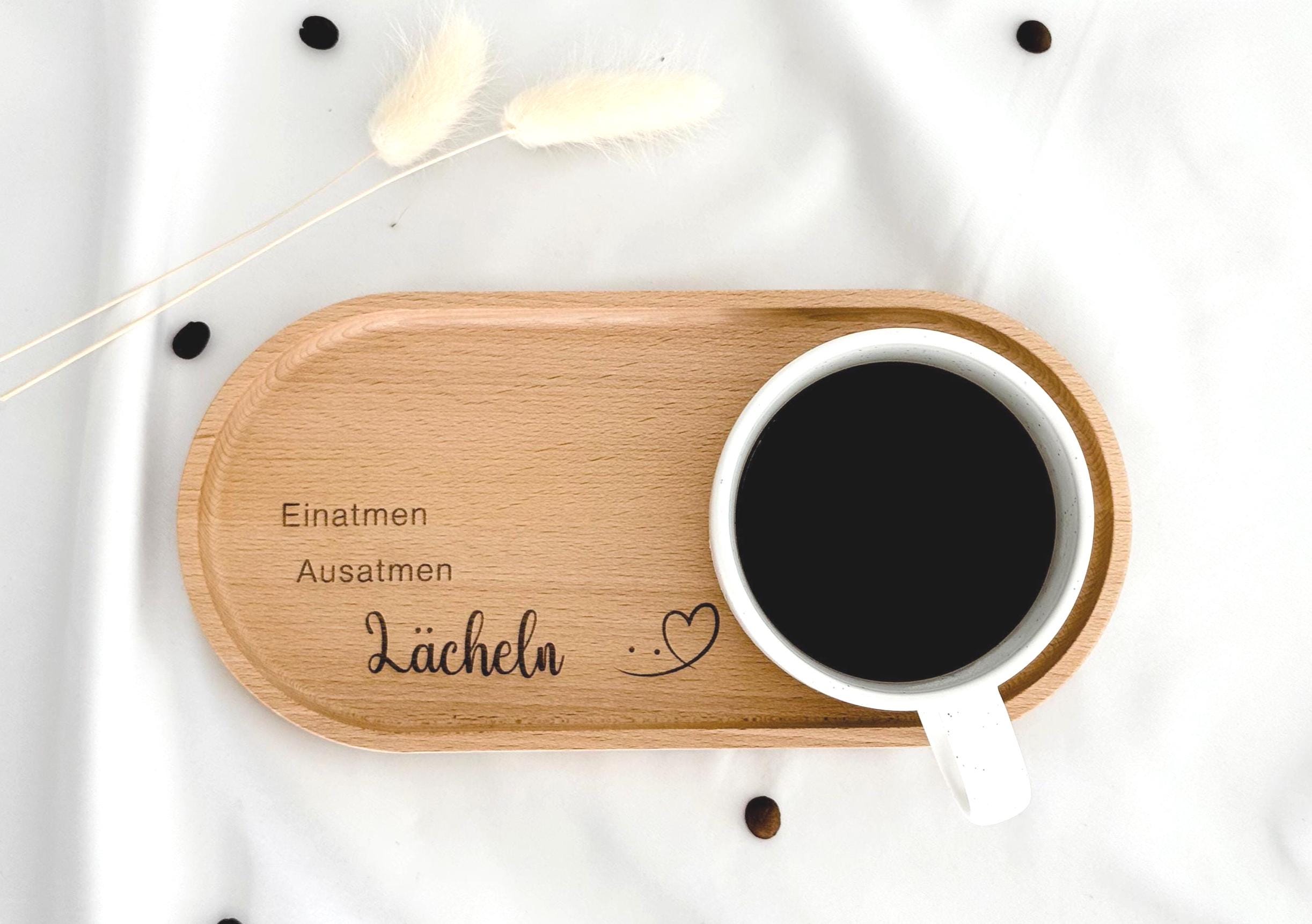 Elegantes und funktionelles Buchenholz-Tablett, das als personalisiertes Geschenk für deine Liebsten genutzt werden kann. Ideal für Frühstück, Snacks oder als dekoratives Element im Wohnzimmer. Das Hartwachs schützt das Holz und bewahrt seine Schönheit. Lächeln Holztablett