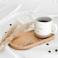 Elegantes und funktionelles Buchenholz-Tablett, das als personalisiertes Geschenk für deine Liebsten genutzt werden kann. Ideal für Frühstück, Snacks oder als dekoratives Element im Wohnzimmer. Das Hartwachs schützt das Holz und bewahrt seine Schönheit. Lächeln Holztablett