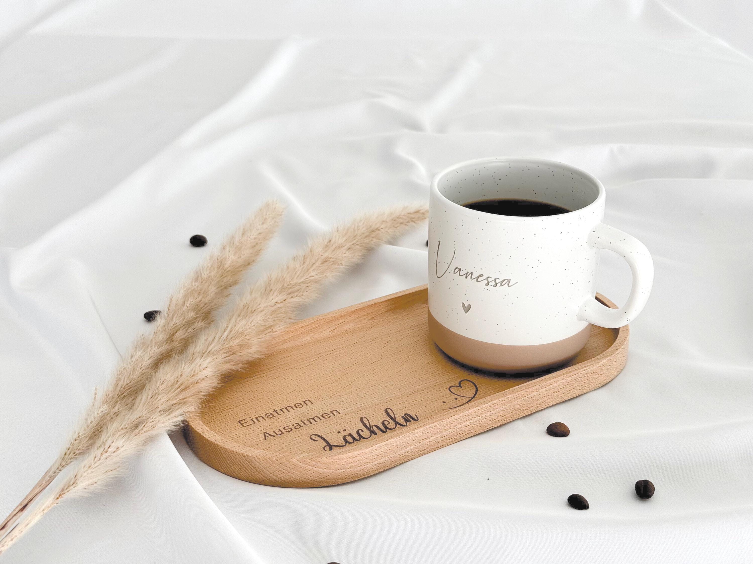 Elegantes und funktionelles Buchenholz-Tablett, das als personalisiertes Geschenk für deine Liebsten genutzt werden kann. Ideal für Frühstück, Snacks oder als dekoratives Element im Wohnzimmer. Das Hartwachs schützt das Holz und bewahrt seine Schönheit. Lächeln Holztablett