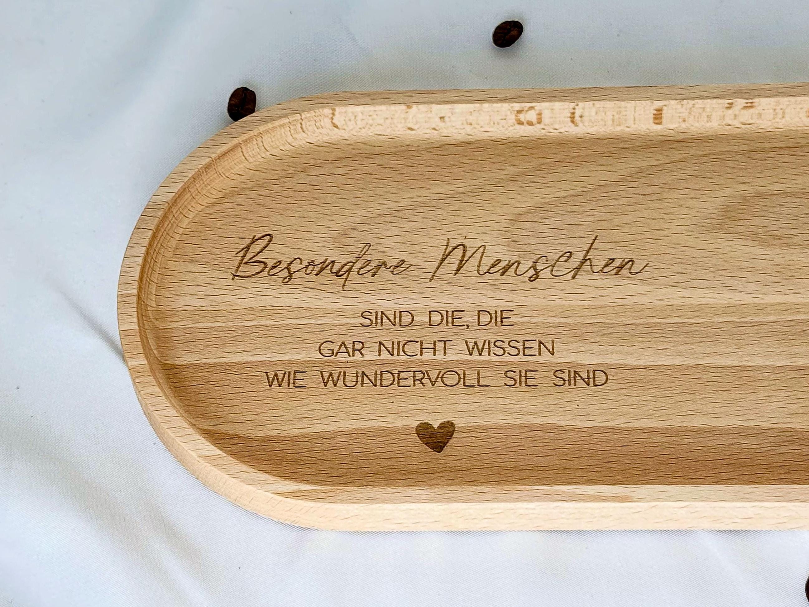 Ein wunderschönes Buchenholz-Tablett, das sich als personalisiertes Geschenk für Mama, Schwester oder Freund eignet. Mit einer Hartwachs-Beschichtung für eine lange Lebensdauer und einfache Pflege. Perfekt für die Dekoration und das Servieren von Leckereien.
