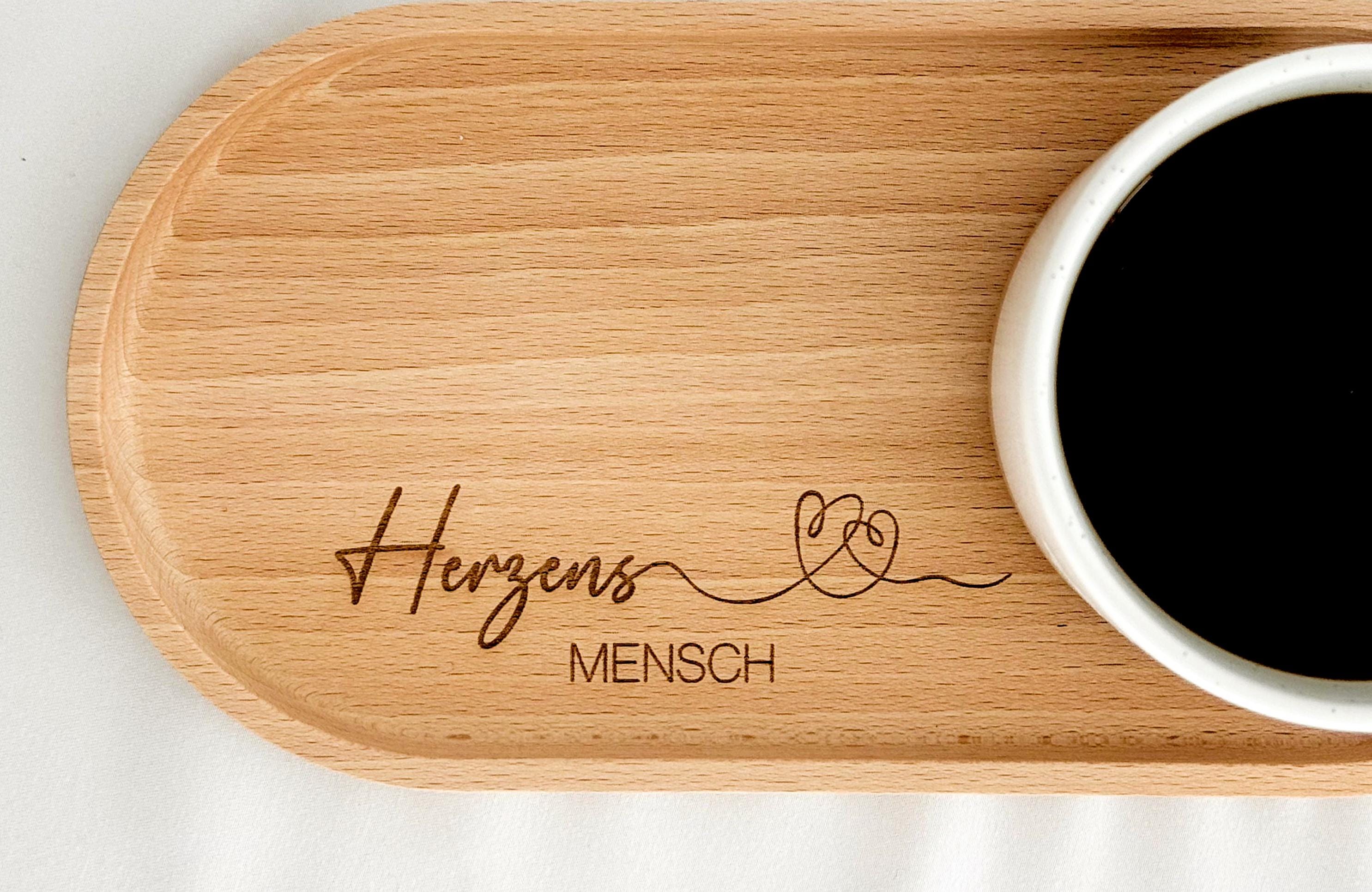 Dekoratives Tablett aus hochwertigem Buchenholz, das sowohl als Geschenk für Männer und Frauen als auch als stilvolles Element in jedem Raum dient. Die natürliche Holzstruktur und das Hartwachs bieten Schutz und verleihen dem Tablett ein elegantes Finish.