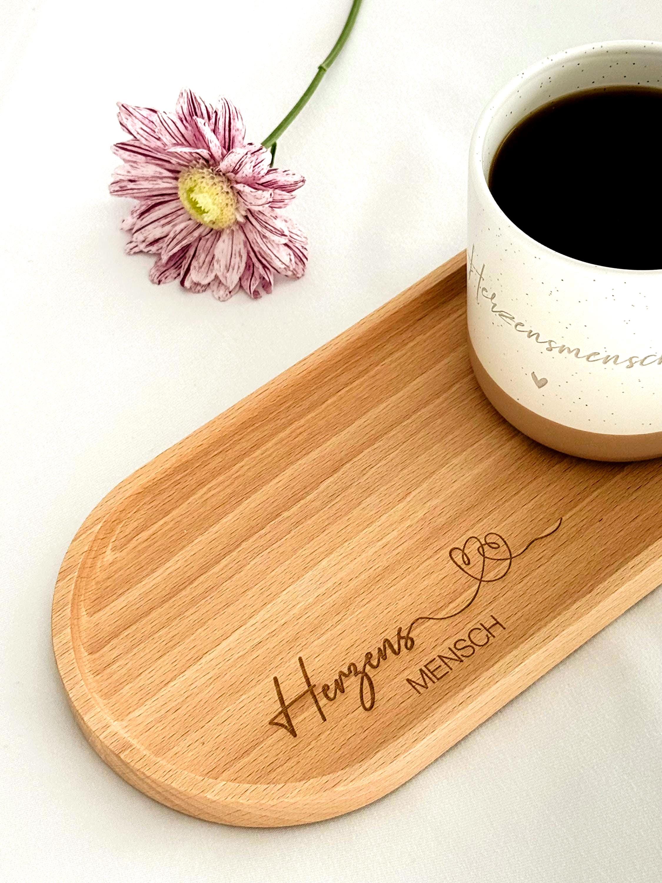 Ein wunderschönes Buchenholz-Tablett, das sich als personalisiertes Geschenk für Mama, Schwester oder Freund eignet. Mit einer Hartwachs-Beschichtung für eine lange Lebensdauer und einfache Pflege. Perfekt für die Dekoration und das Servieren von Leckereien.