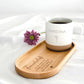 Personalisierte Tasse mit Namen auf Holztablett, liebevoll dekoriert mit Schleifenband und Blume. Geschenkidee für Freundschaft, Familie oder zum Abschied. Ideal für Geburtstage, Weihnachten, Nikolaus oder Ostern. Rustikaler Stil in warmen Beige-Tönen, ein echter Blickfang im Alltag. Geschenkset für Kaffee- und Teeliebhaber:innen mit individueller Gravur und natürlicher Ästhetik. Steingut Tasse beige Personalisierbar