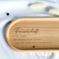 Ein handgefertigtes Buchenholz-Tablett mit Hartwachs-Beschichtung, das als personalisiertes Geschenk zu verschiedenen Anlässen wie Geburtstagsfeiern oder Ostern verwendet werden kann. Ideal für dekorative Zwecke und das Servieren kleiner Leckereien. Geburtstagsgeschenk Freundin Frauen oder Individuell Abschluss JGA Geschenk für Frauen und Freunde