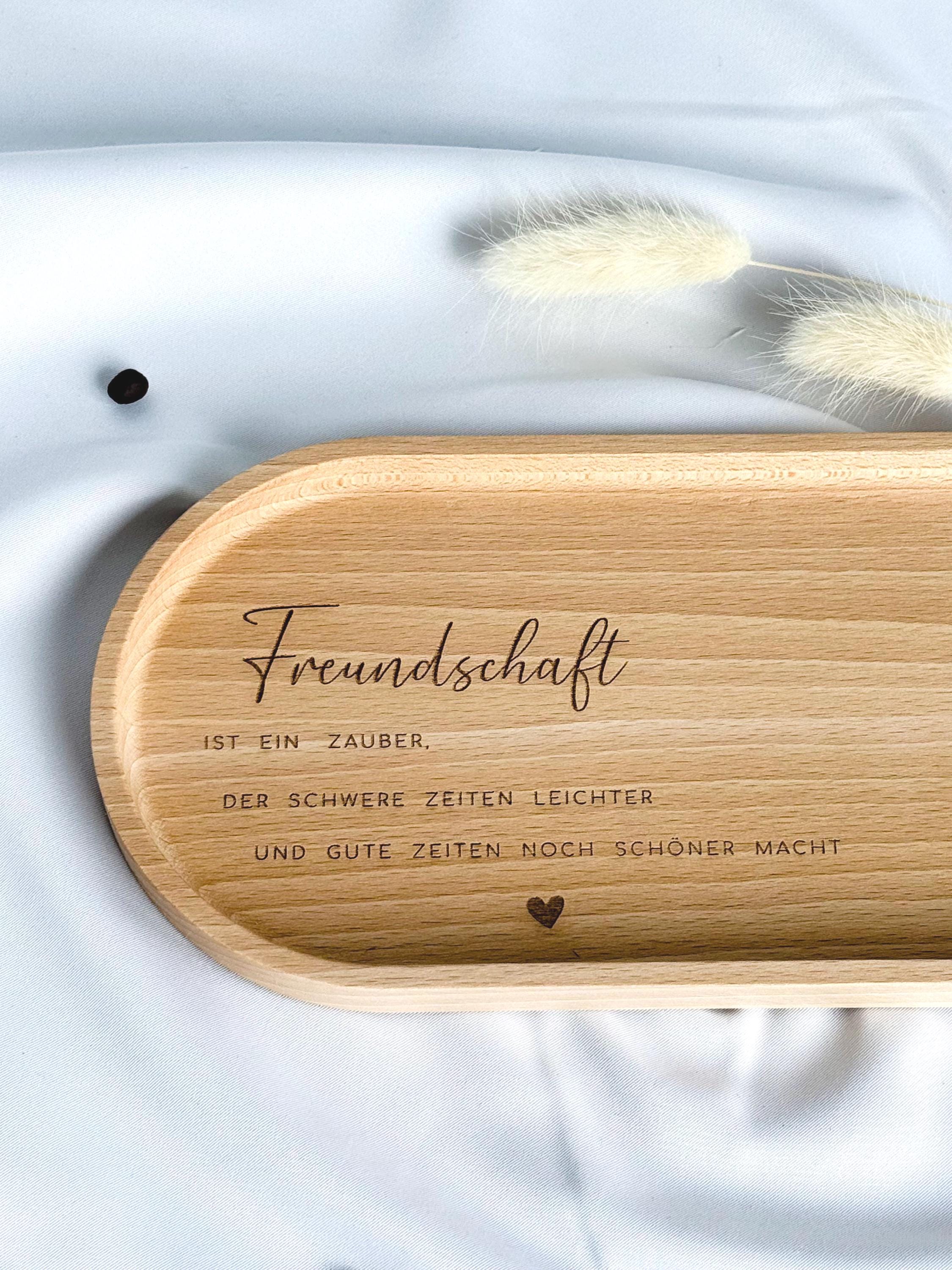 Ein handgefertigtes Buchenholz-Tablett mit Hartwachs-Beschichtung, das als personalisiertes Geschenk zu verschiedenen Anlässen wie Geburtstagsfeiern oder Ostern verwendet werden kann. Ideal für dekorative Zwecke und das Servieren kleiner Leckereien. Geburtstagsgeschenk Freundin Frauen oder Individuell Abschluss JGA Geschenk für Frauen und Freunde