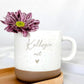 Personalisierte Tasse mit Name und passendem Holztablett als Geschenk-Set. Ideal für besondere Menschen, Freundin, Frau oder Kollegin zum Geburtstag, zu Weihnachten, Nikolaus oder Ostern. Die matte, gesprenkelte Keramiktasse mit 360 ml Fassungsvermögen in Beige passt perfekt zum hochwertig geölten Tablett aus Buchenholz mit Namensgravur. Schönes Geschenk für Freundschaft & Familie. steingut tasse