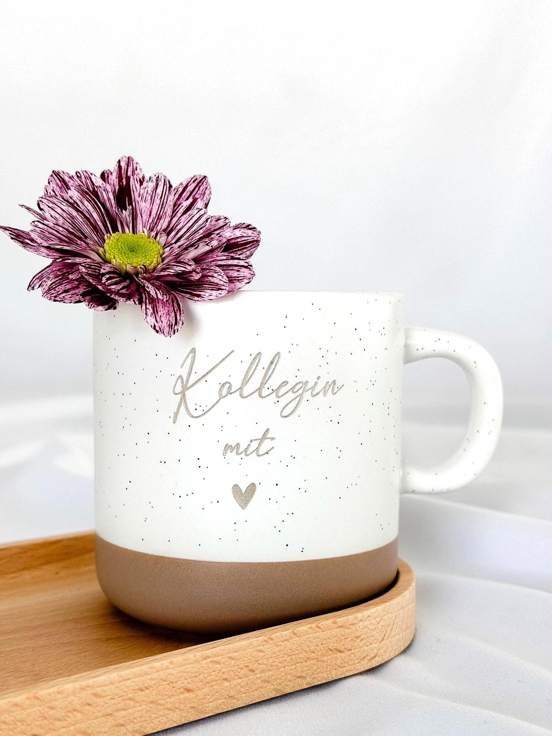 Personalisierte Tasse mit Name und passendem Holztablett als Geschenk-Set. Ideal für besondere Menschen, Freundin, Frau oder Kollegin zum Geburtstag, zu Weihnachten, Nikolaus oder Ostern. Die matte, gesprenkelte Keramiktasse mit 360 ml Fassungsvermögen in Beige passt perfekt zum hochwertig geölten Tablett aus Buchenholz mit Namensgravur. Schönes Geschenk für Freundschaft & Familie. steingut tasse