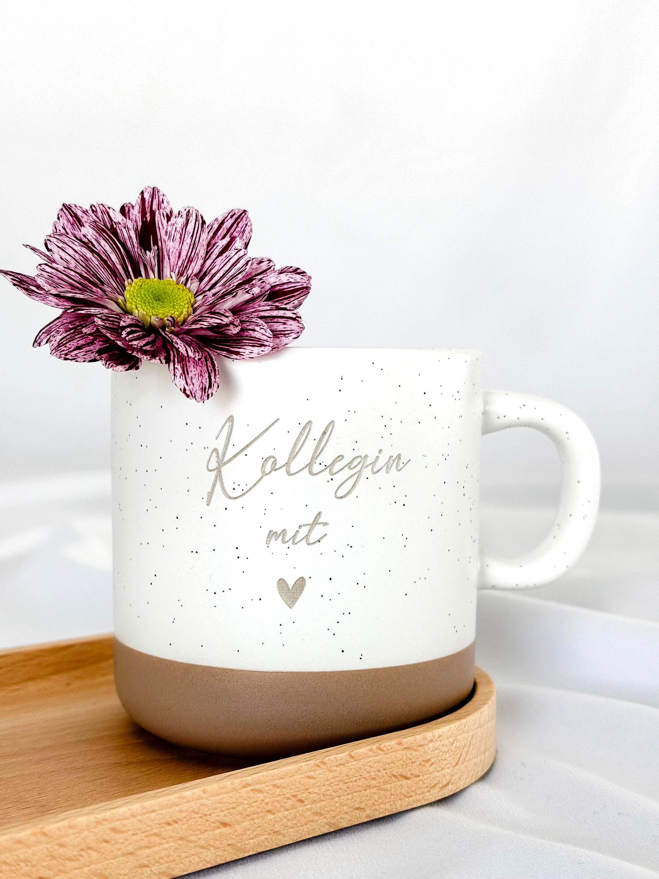 Personalisierte Tasse mit Name und passendem Holztablett als Geschenk-Set. Ideal für besondere Menschen, Freundin, Frau oder Kollegin zum Geburtstag, zu Weihnachten, Nikolaus oder Ostern. Die matte, gesprenkelte Keramiktasse mit 360 ml Fassungsvermögen in Beige passt perfekt zum hochwertig geölten Tablett aus Buchenholz mit Namensgravur. Schönes Geschenk für Freundschaft & Familie. steingut tasse