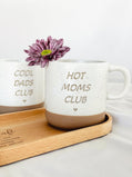 Lustige Steingut Tasse für werdende Mamas – Geschenkidee zur Babyshower oder zum Muttertag. Cool Moms Club Becher mit Gravur, perfekt für Kaffee und Tee. Persönliches Geschenk für Frauen, Schwangere und junge Mütter, die Freude und Zusammenhalt ausdrücken möchten. Steingut Tasse. Perfektes Vatertagsgeschenk für Papa. Perfektes Müttertagsgeschenk für Mama
