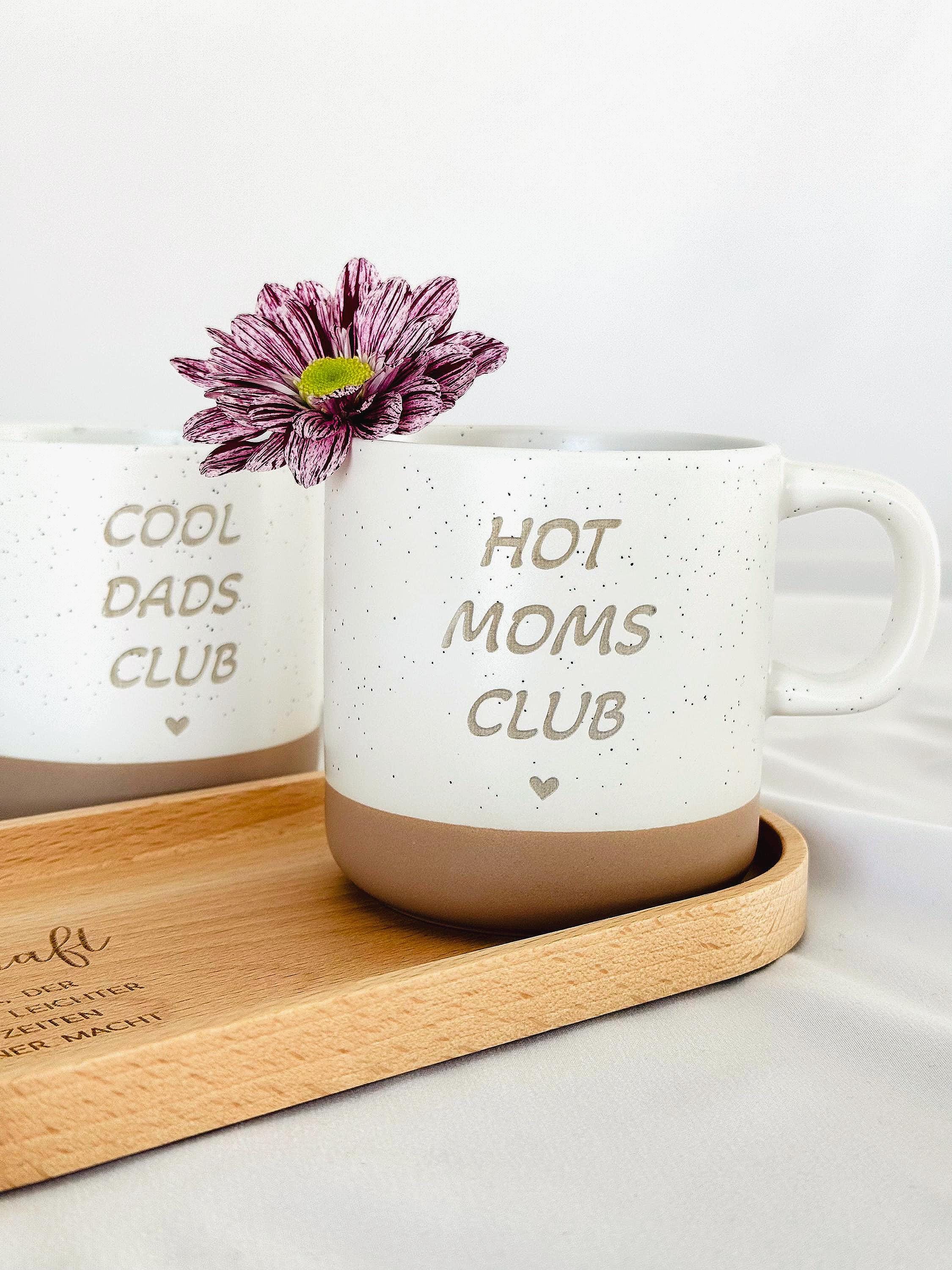 Lustige Steingut Tasse für werdende Mamas – Geschenkidee zur Babyshower oder zum Muttertag. Cool Moms Club Becher mit Gravur, perfekt für Kaffee und Tee. Persönliches Geschenk für Frauen, Schwangere und junge Mütter, die Freude und Zusammenhalt ausdrücken möchten. Steingut Tasse. Perfektes Vatertagsgeschenk für Papa. Perfektes Müttertagsgeschenk für Mama