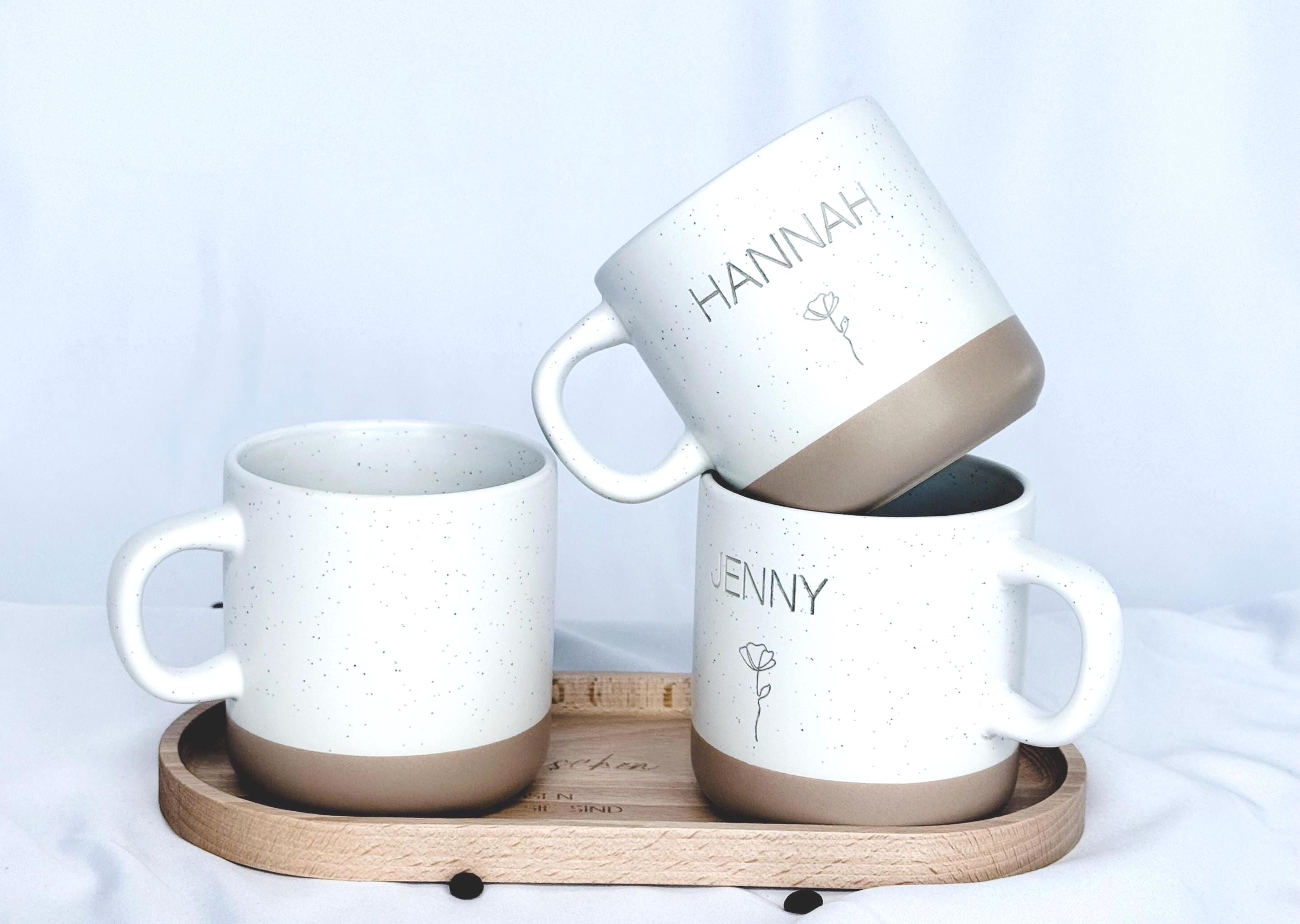 Hochwertiges Buchenholztablett mit individueller Namensgravur, kombiniert mit einer personalisierten Tasse. Handgefertigt, lebensmittelecht, mit Hartwachs behandelt. Pflegehinweise: nur von Hand waschen, trocken lagern, direkte Sonneneinstrahlung vermeiden. Wunderschön als Geschenk für besondere Menschen – Freundin, Frau, Kollegin oder für sich selbst. Steingut Tasse beige Personalisierbar
