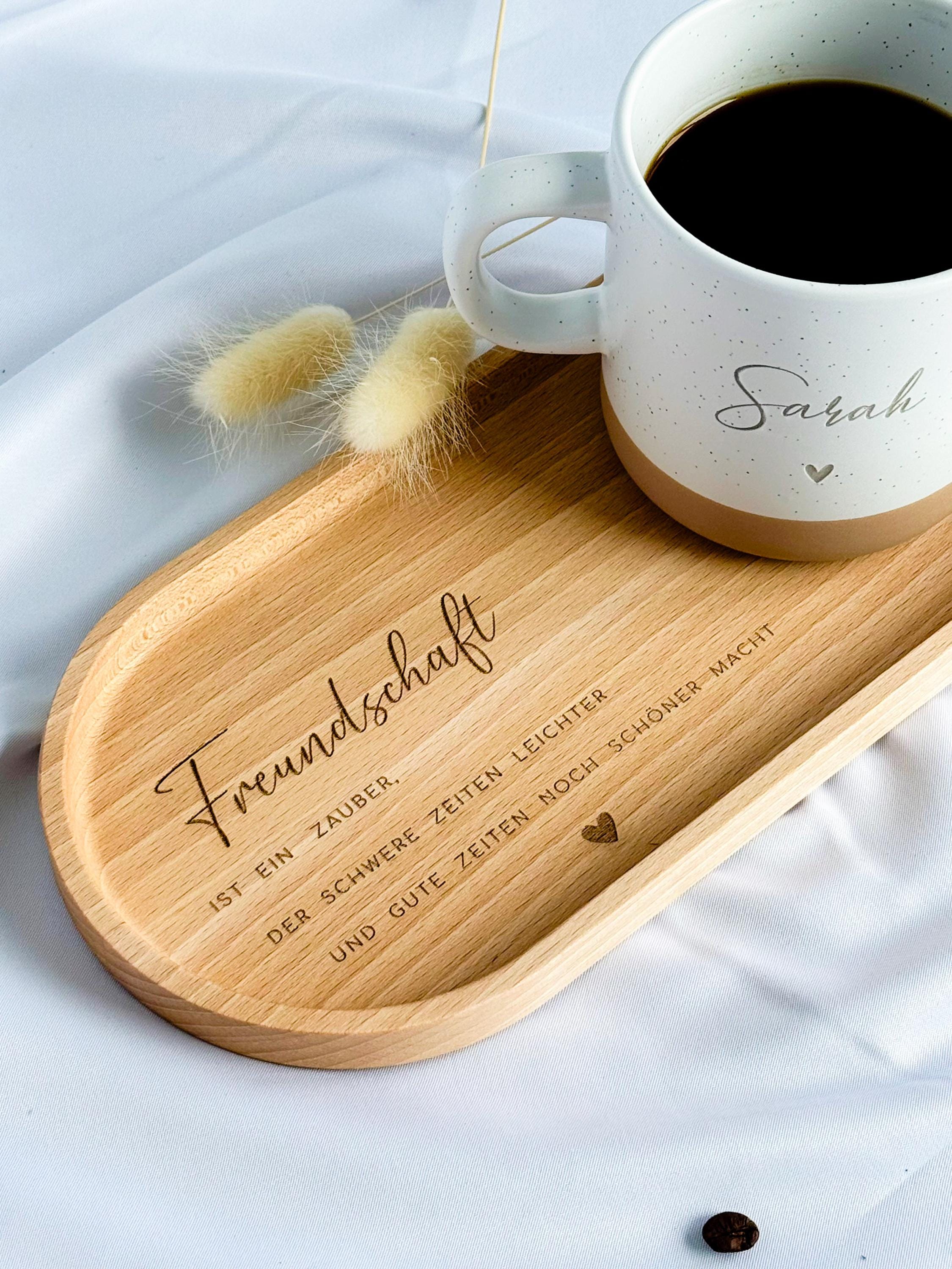 Buchenholz-Tablett in natürlicher Optik, ideal für das Servieren von Snacks oder als Geschenkidee für Mama, Schwester oder Freunde. Mit einer Behandlung aus Hartwachs ist das Tablett langlebig und pflegeleicht, perfekt für den täglichen Gebrauch. Steingut Tasse. Personalisierte Geschenke