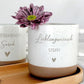 Personalisierte Tasse mit Name und passendem Holztablett als Geschenk-Set. Ideal für besondere Menschen, Freundin, Frau oder Kollegin zum Geburtstag, zu Weihnachten, Nikolaus oder Ostern. Die matte, gesprenkelte Keramiktasse mit 360 ml Fassungsvermögen in Beige passt perfekt zum hochwertig geölten Tablett aus Buchenholz mit Namensgravur. Schönes Geschenk für Freundschaft & Familie. Steingut Tasse