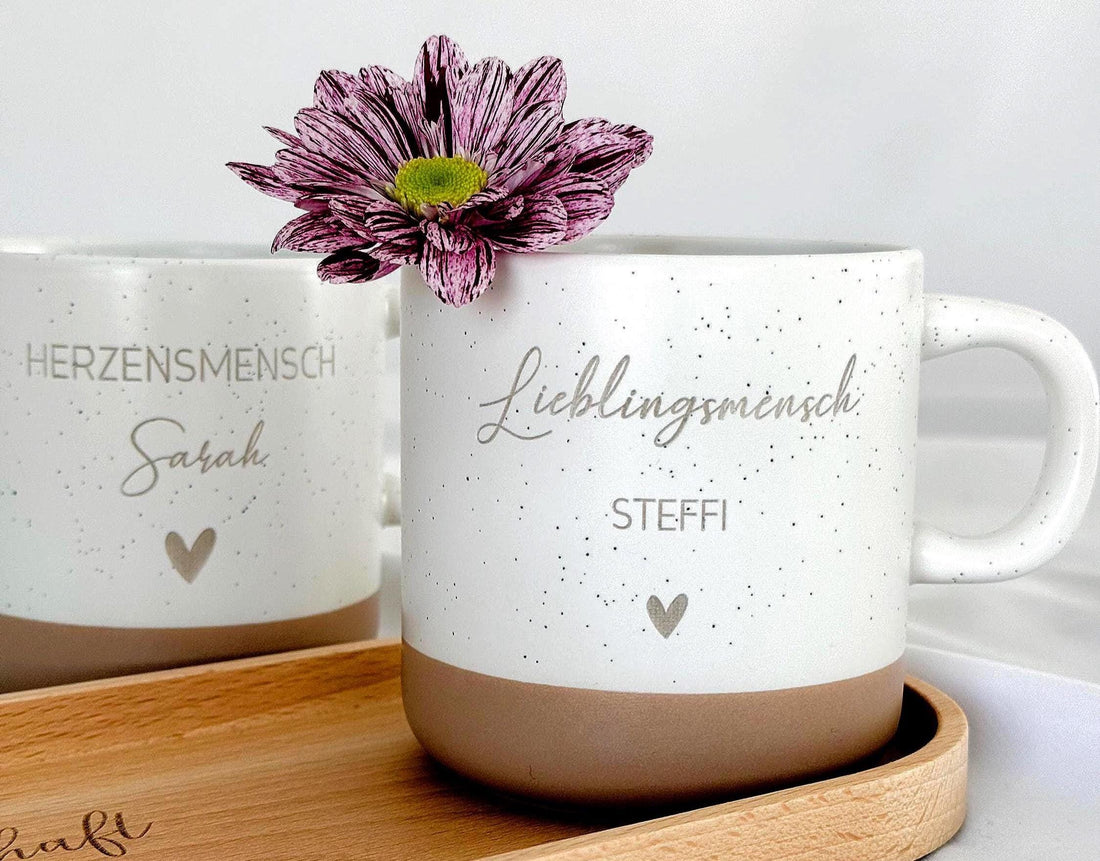 Personalisierte Tasse mit Name und passendem Holztablett als Geschenk-Set. Ideal für besondere Menschen, Freundin, Frau oder Kollegin zum Geburtstag, zu Weihnachten, Nikolaus oder Ostern. Die matte, gesprenkelte Keramiktasse mit 360 ml Fassungsvermögen in Beige passt perfekt zum hochwertig geölten Tablett aus Buchenholz mit Namensgravur. Schönes Geschenk für Freundschaft & Familie. Steingut Tasse