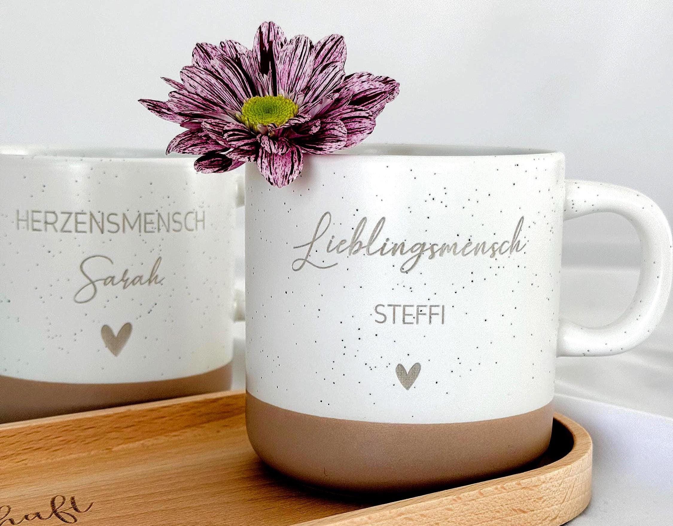 Personalisierte Tasse mit Name und passendem Holztablett als Geschenk-Set. Ideal für besondere Menschen, Freundin, Frau oder Kollegin zum Geburtstag, zu Weihnachten, Nikolaus oder Ostern. Die matte, gesprenkelte Keramiktasse mit 360 ml Fassungsvermögen in Beige passt perfekt zum hochwertig geölten Tablett aus Buchenholz mit Namensgravur. Schönes Geschenk für Freundschaft & Familie. Steingut Tasse