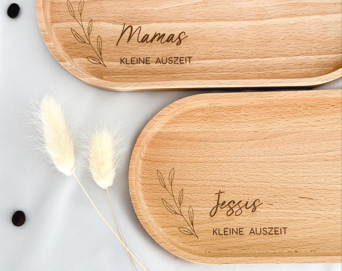 Buchenholz-Tablett in natürlicher Optik, ideal für das Servieren von Snacks oder als Geschenkidee für Mama, Schwester oder Freunde. Mit einer Behandlung aus Hartwachs ist das Tablett langlebig und pflegeleicht, perfekt für den täglichen Gebrauch.