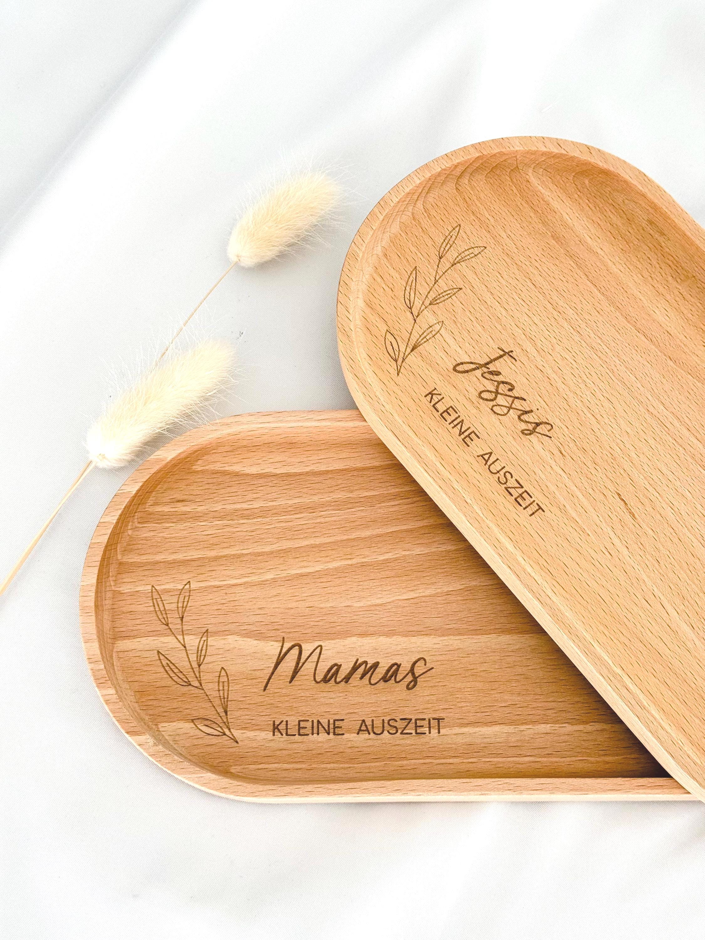 Ein wunderschönes Buchenholz-Tablett, das sich als personalisiertes Geschenk für Mama, Schwester oder Freund eignet. Mit einer Hartwachs-Beschichtung für eine lange Lebensdauer und einfache Pflege. Perfekt für die Dekoration und das Servieren von Leckereien.