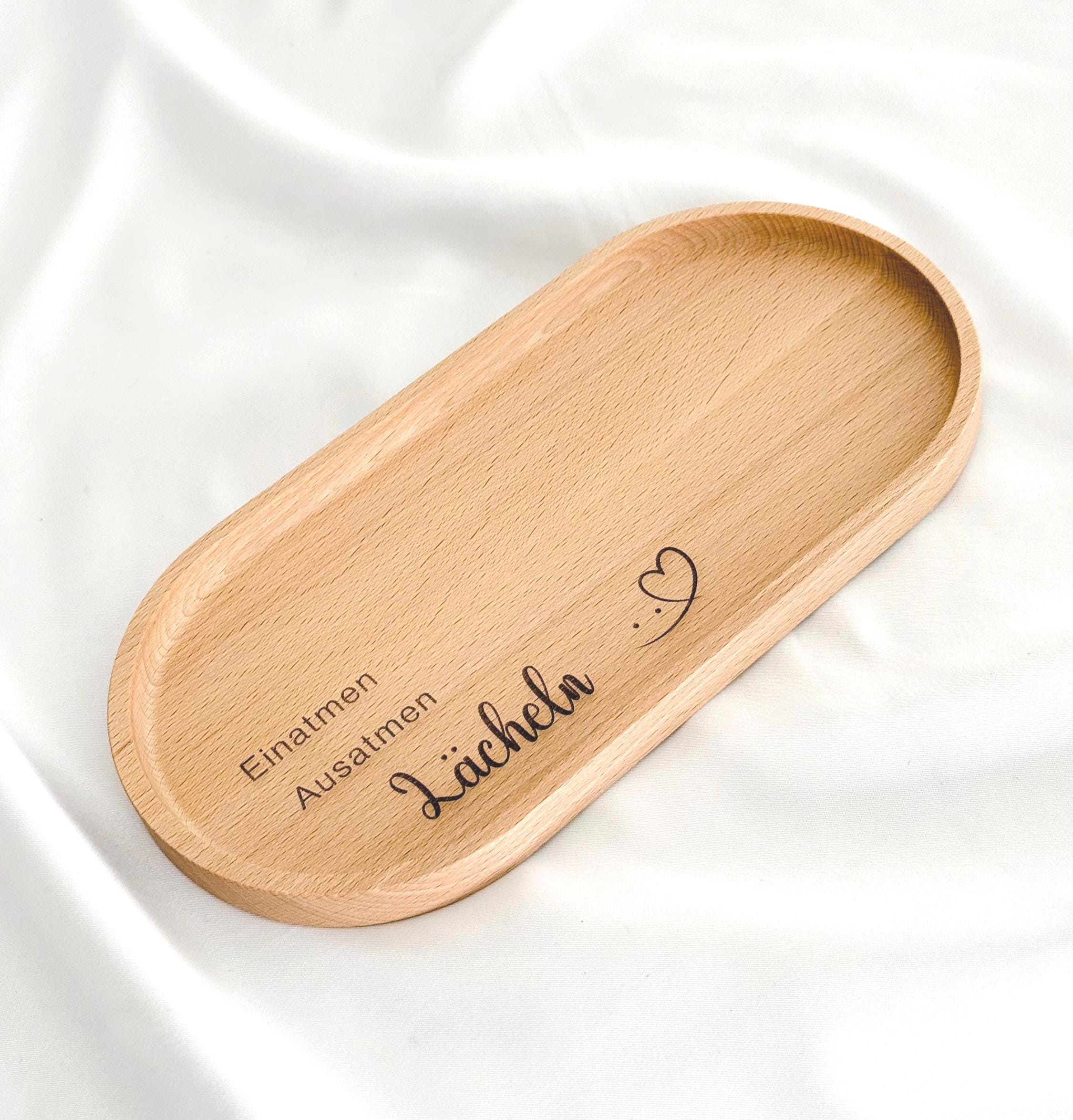 Ein wunderschönes Buchenholz-Tablett, das sich als personalisiertes Geschenk für Mama, Schwester oder Freund eignet. Mit einer Hartwachs-Beschichtung für eine lange Lebensdauer und einfache Pflege. Perfekt für die Dekoration und das Servieren von Leckereien. Lächeln Holztablett