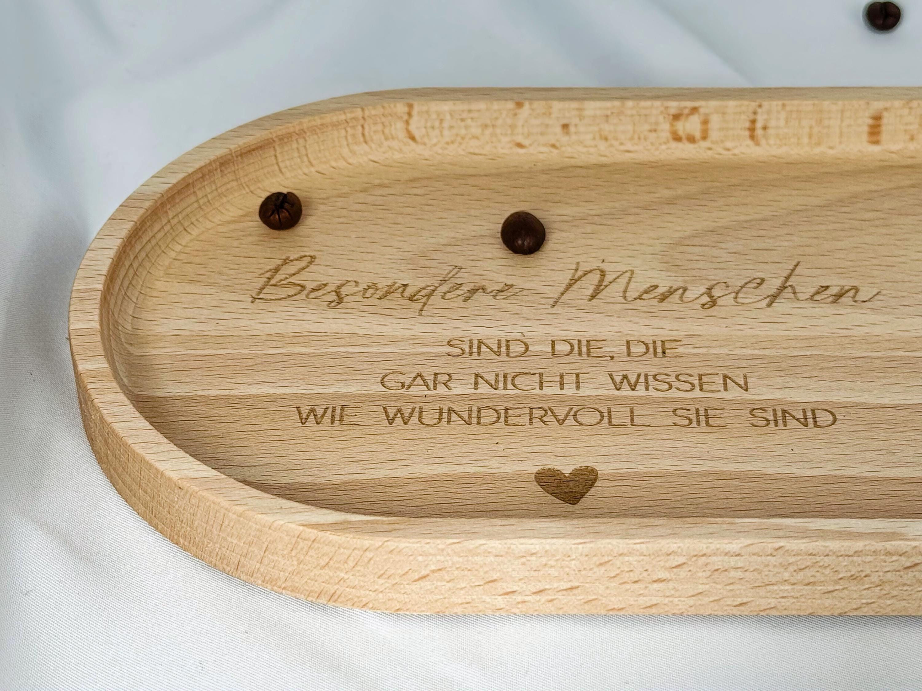 Praktisches Buchenholz-Tablett mit natürlicher Holzmaserung, ideal für das Servieren von Snacks oder als persönliche Überraschung zu Ostern, Geburtstagsfeiern oder als Freundschaftsgeschenk. Hergestellt aus nachhaltigem Buchenholz und mit Hartwachs beschichtet.