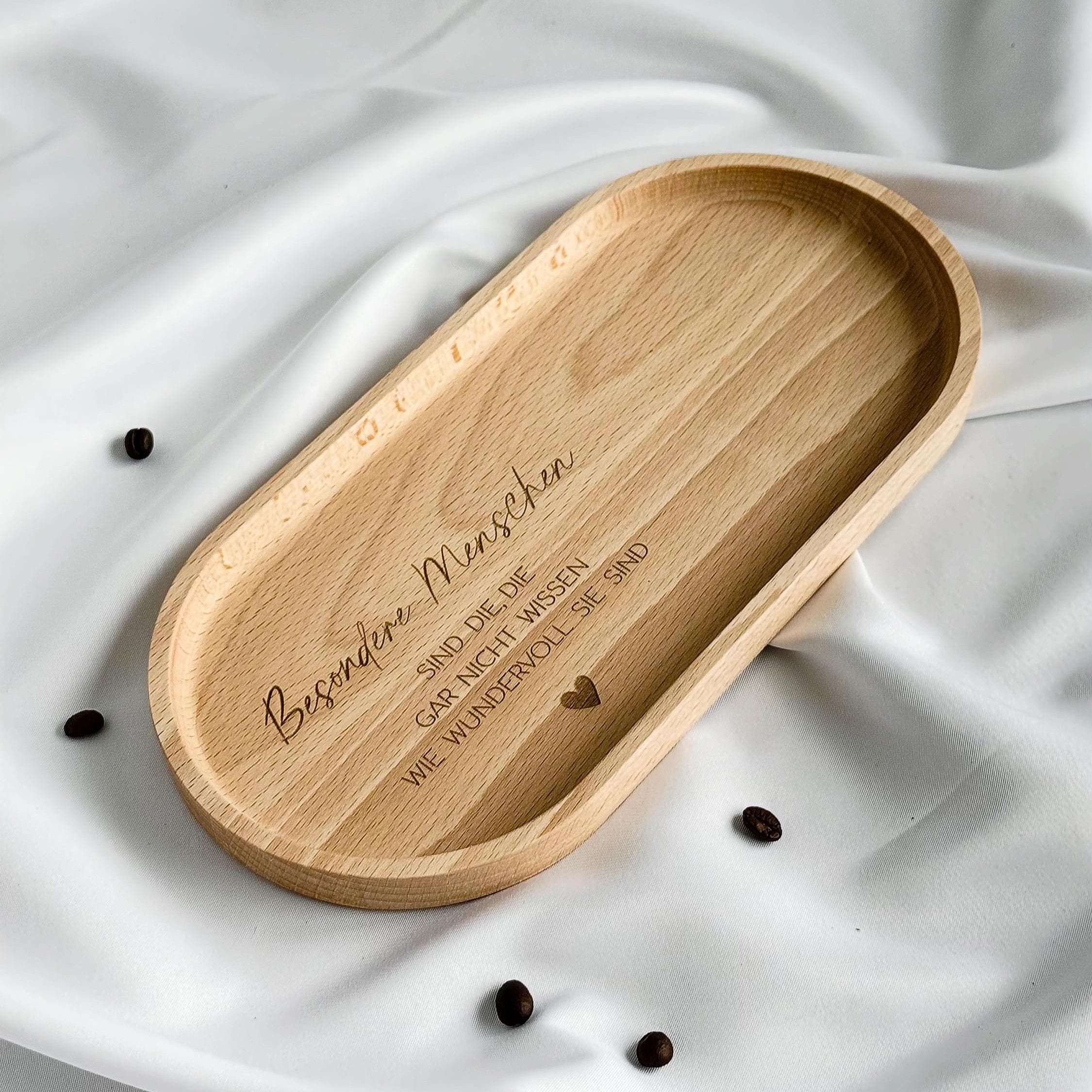 Dieses Buchenholz-Tablett eignet sich perfekt als einzigartiges Geschenk für Frauen und Männer zu Anlässen wie Ostern, Geburtstagen oder Freundschaftsfeiern. Mit einer natürlichen Holzstruktur und einer pflegeleichten Hartwachs-Beschichtung für langanhaltenden Gebrauch.