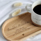 Elegantes und funktionelles Buchenholz-Tablett, das als personalisiertes Geschenk für deine Liebsten genutzt werden kann. Ideal für Frühstück, Snacks oder als dekoratives Element im Wohnzimmer. Das Hartwachs schützt das Holz und bewahrt seine Schönheit.