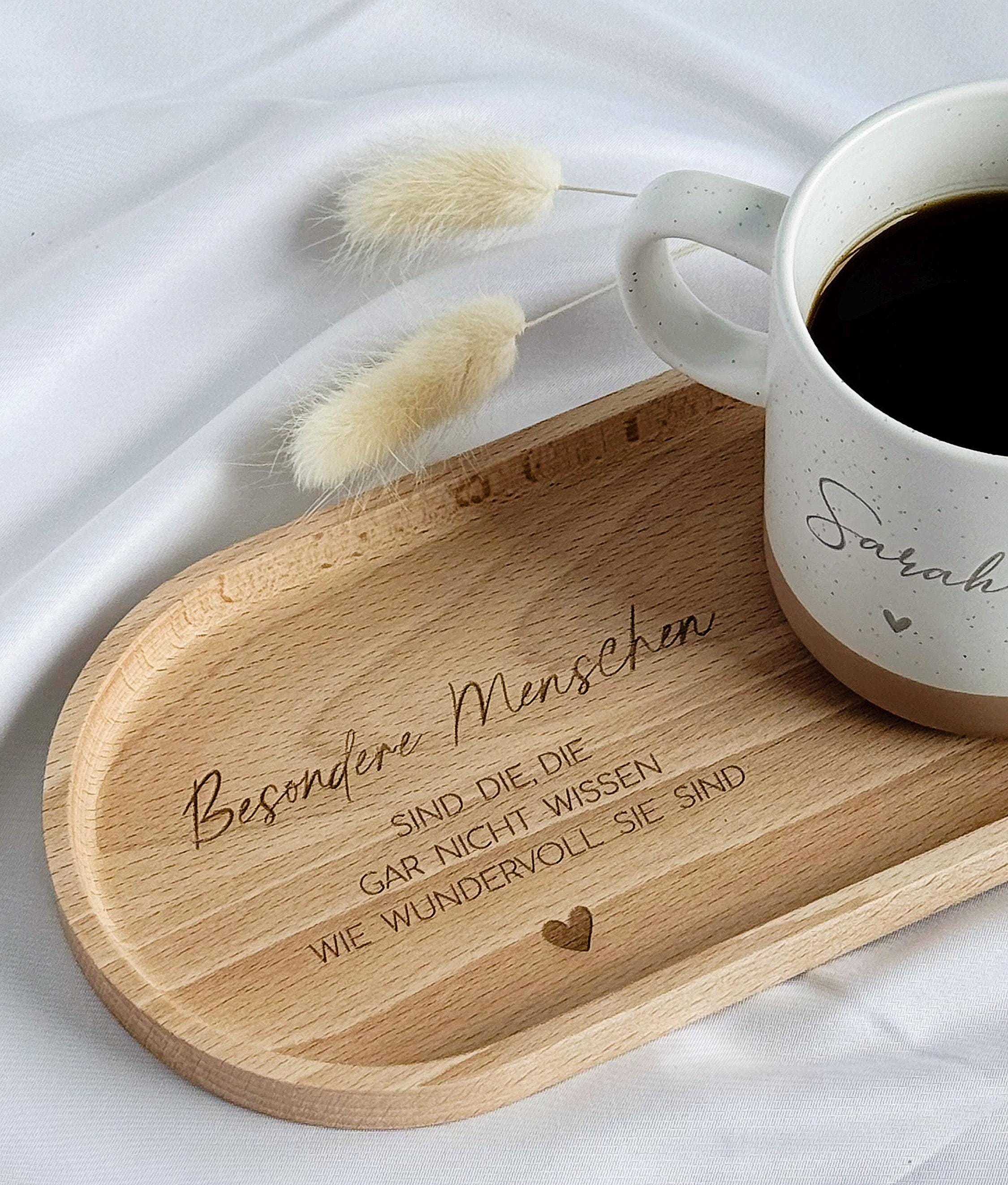 Elegantes und funktionelles Buchenholz-Tablett, das als personalisiertes Geschenk für deine Liebsten genutzt werden kann. Ideal für Frühstück, Snacks oder als dekoratives Element im Wohnzimmer. Das Hartwachs schützt das Holz und bewahrt seine Schönheit.