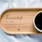 Buchenholz-Tablett in natürlicher Optik, ideal für das Servieren von Snacks oder als Geschenkidee für Mama, Schwester oder Freunde. Mit einer Behandlung aus Hartwachs ist das Tablett langlebig und pflegeleicht, perfekt für den täglichen Gebrauch. Geburtstagsgeschenk Freundin Frauen oder Individuell Abschluss JGA Geschenk für Frauen und Freunde