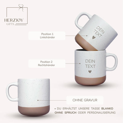 Nahaufnahme von Gravur auf Tasse und Tablett – zeigt präzise, individuelle Gestaltung. Gravuroptionen mit mehreren Schriftarten. Geschenkidee mit persönlicher Note – ideal für Nikolaus, Abschiedsgeschenk Kollegin, Freundschaftsüberraschung oder als Kleinigkeit für besondere Menschen. Kombination aus hochwertiger Keramik und warmem Holz. Steingut Tasse beige Personalisierbar