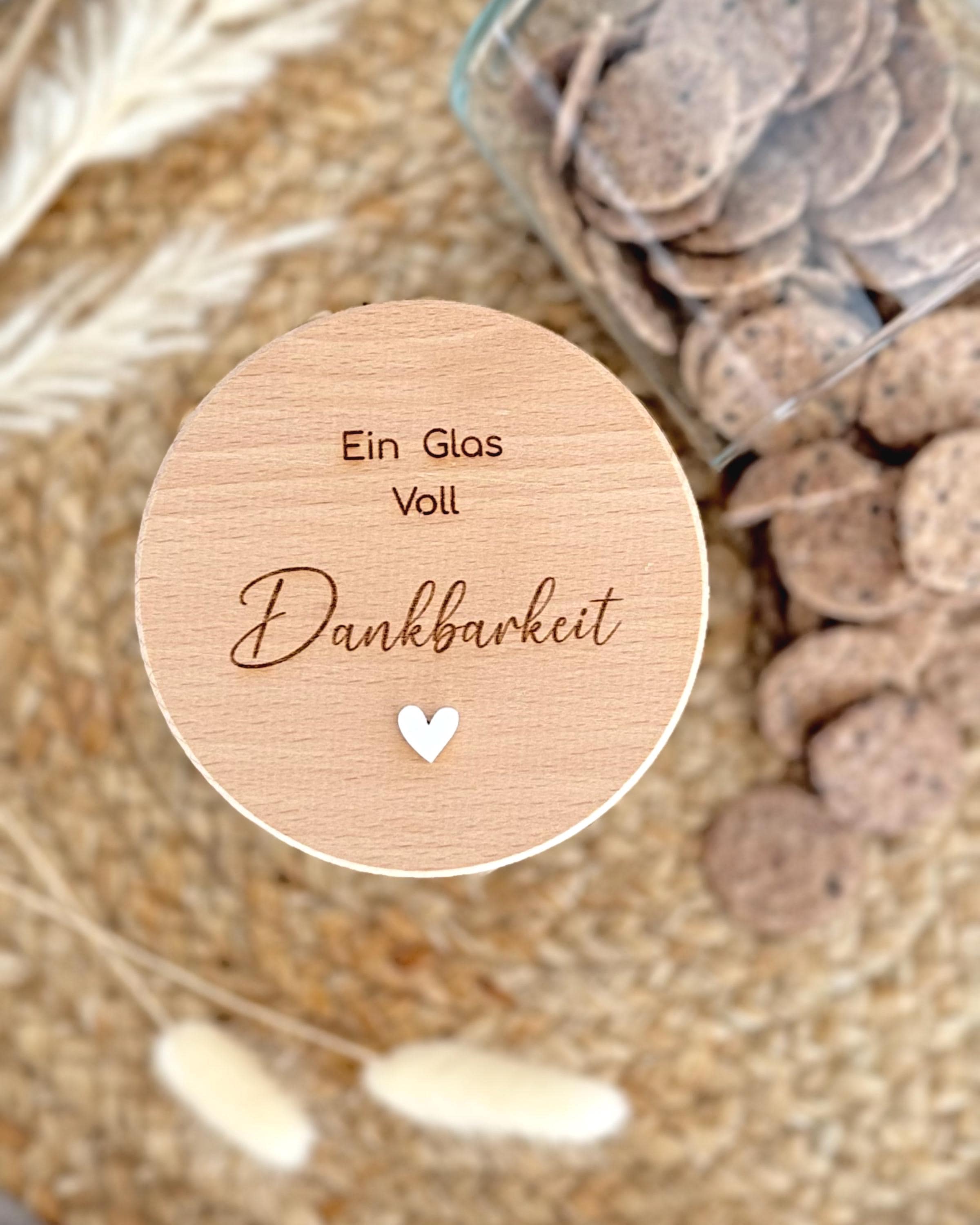Dekoratives Vorratsglas mit Name graviert, präsentiert auf rustikalem Holzuntergrund. Das schlichte Design in Kombination mit dem natürlichen Holzdeckel macht dieses Glas zu einem stilvollen Wohnaccessoire – perfekt als Geburtstags- oder Weihnachtsgeschenk. Ostern Weihnachten Muttertag. Vorratsglas Keksdose Vorratsdose Personalisiert mit Gravur. 
Ostern Weihnachten Muttertag.
Abschiedsgeschenk  Kollegin Erzieherin