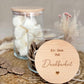 Personalisiertes Vorratsglas mit Gravur und Holzdeckel, perfekt als Geschenkidee für Weihnachten, Geburtstag oder Abschied. Ideal für Kekse, Snacks oder kleine Aufmerksamkeiten. Das Glas ist schlicht, modern und mit deinem Wunschtext personalisierbar – eine liebevolle Überraschung für Familie, Freunde, Kollegin oder Mama. Ostern Weihnachten Muttertag.  Vorratsglas Keksdose Vorratsdose Personalisiert mit Gravur. 
Ostern Weihnachten Muttertag.
Abschiedsgeschenk  Kollegin Erzieherin