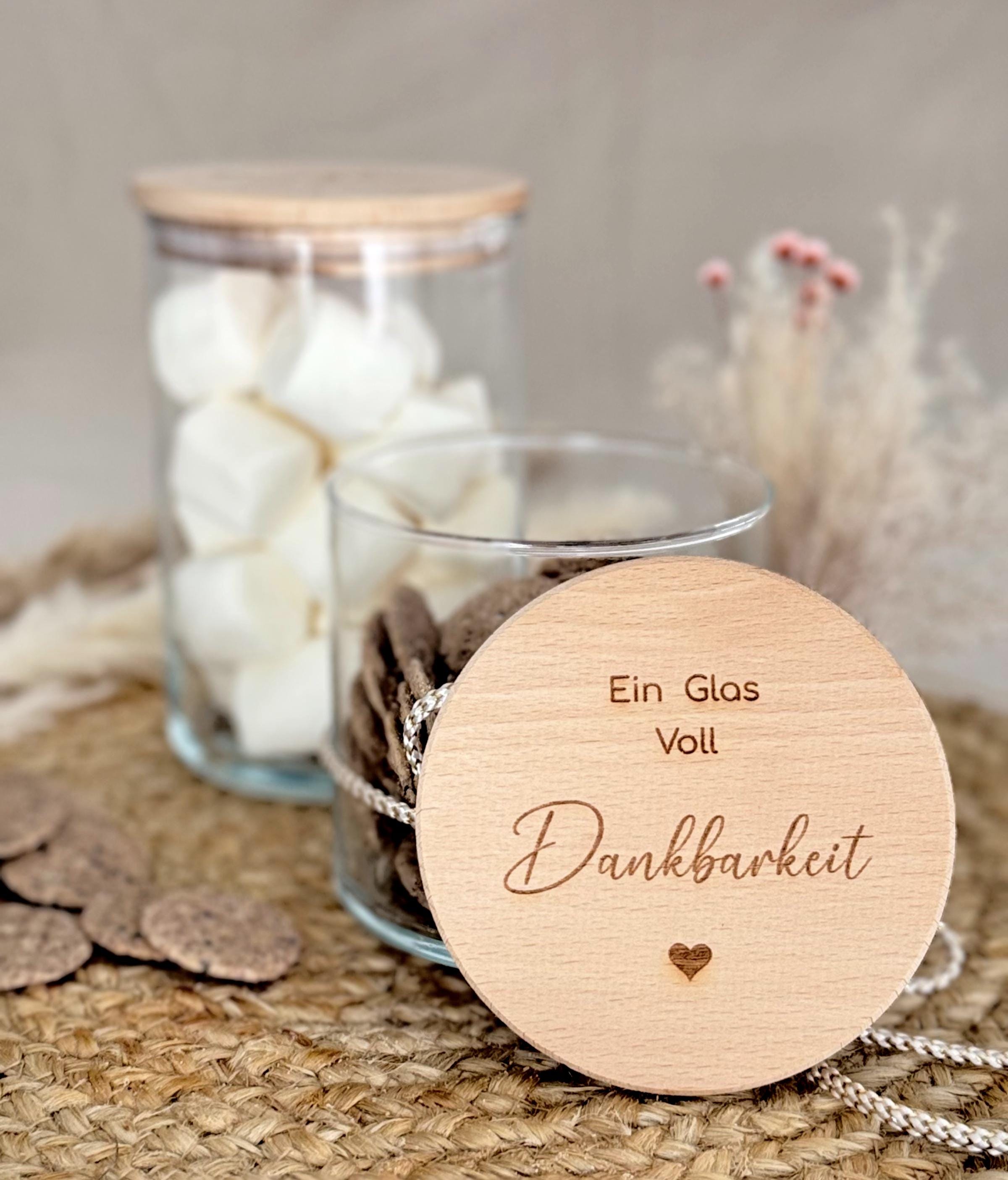 Personalisiertes Vorratsglas mit Gravur und Holzdeckel, perfekt als Geschenkidee für Weihnachten, Geburtstag oder Abschied. Ideal für Kekse, Snacks oder kleine Aufmerksamkeiten. Das Glas ist schlicht, modern und mit deinem Wunschtext personalisierbar – eine liebevolle Überraschung für Familie, Freunde, Kollegin oder Mama. Ostern Weihnachten Muttertag.  Vorratsglas Keksdose Vorratsdose Personalisiert mit Gravur. 
Ostern Weihnachten Muttertag.
Abschiedsgeschenk  Kollegin Erzieherin