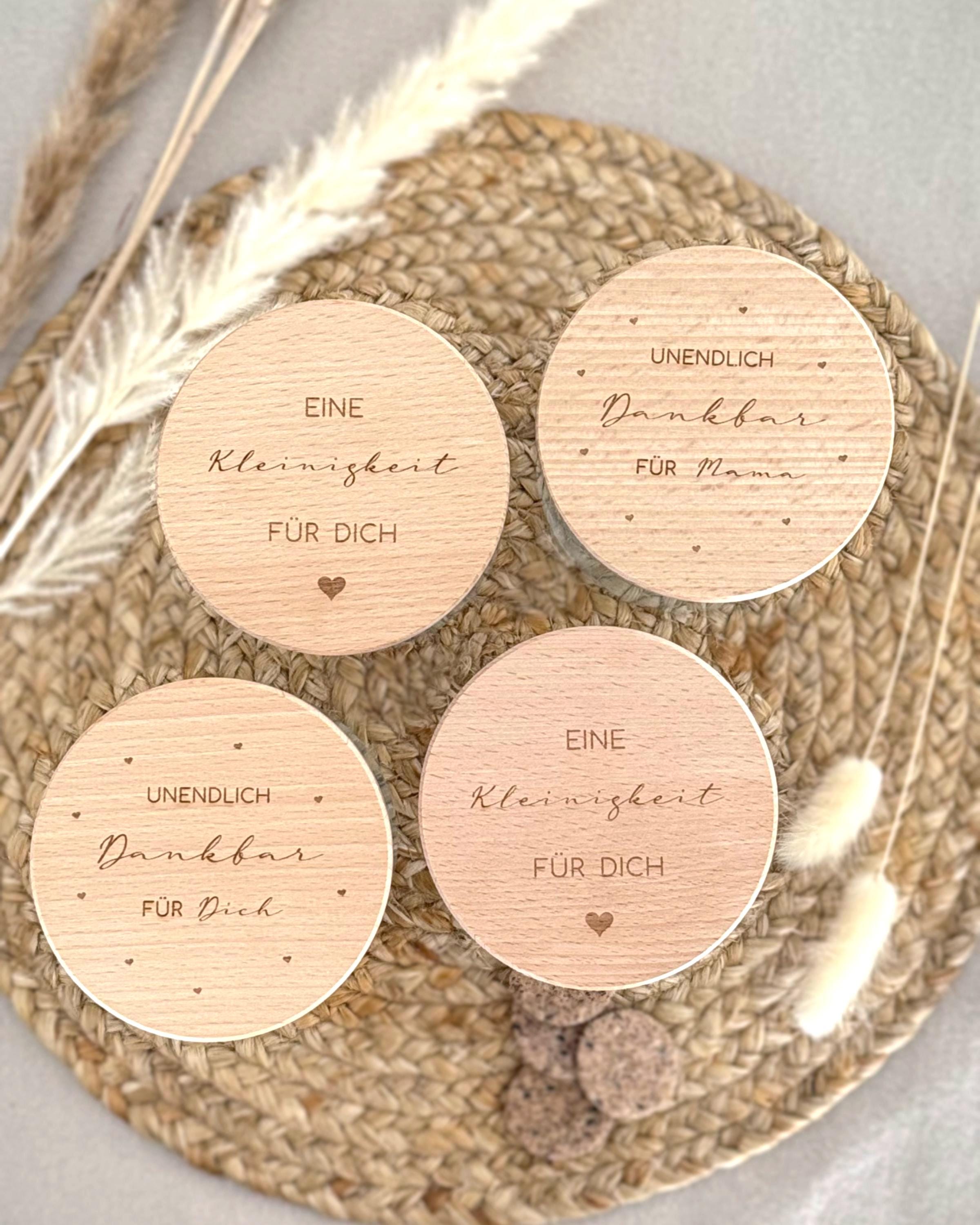 Detailaufnahme der Gravur auf dem Vorratsglas – dein Wunschname oder ein besonderes Wort präzise eingraviert. Das perfekte Geschenk für besondere Menschen wie Freundin, Schwester oder Kollegin. Ideal als Mitbringsel, Weihnachtsgeschenk oder Geburtstagsidee mit persönlichem Charakter und warmem Design. Perfektes Geschenk als Ostern, Weihnachten, Geburtstag, Muttertag, Vatertag. Vorratsglas Keksdose Vorratsdose Personalisiert mit Gravur. 
Abschiedsgeschenk  Kollegin Erzieherin